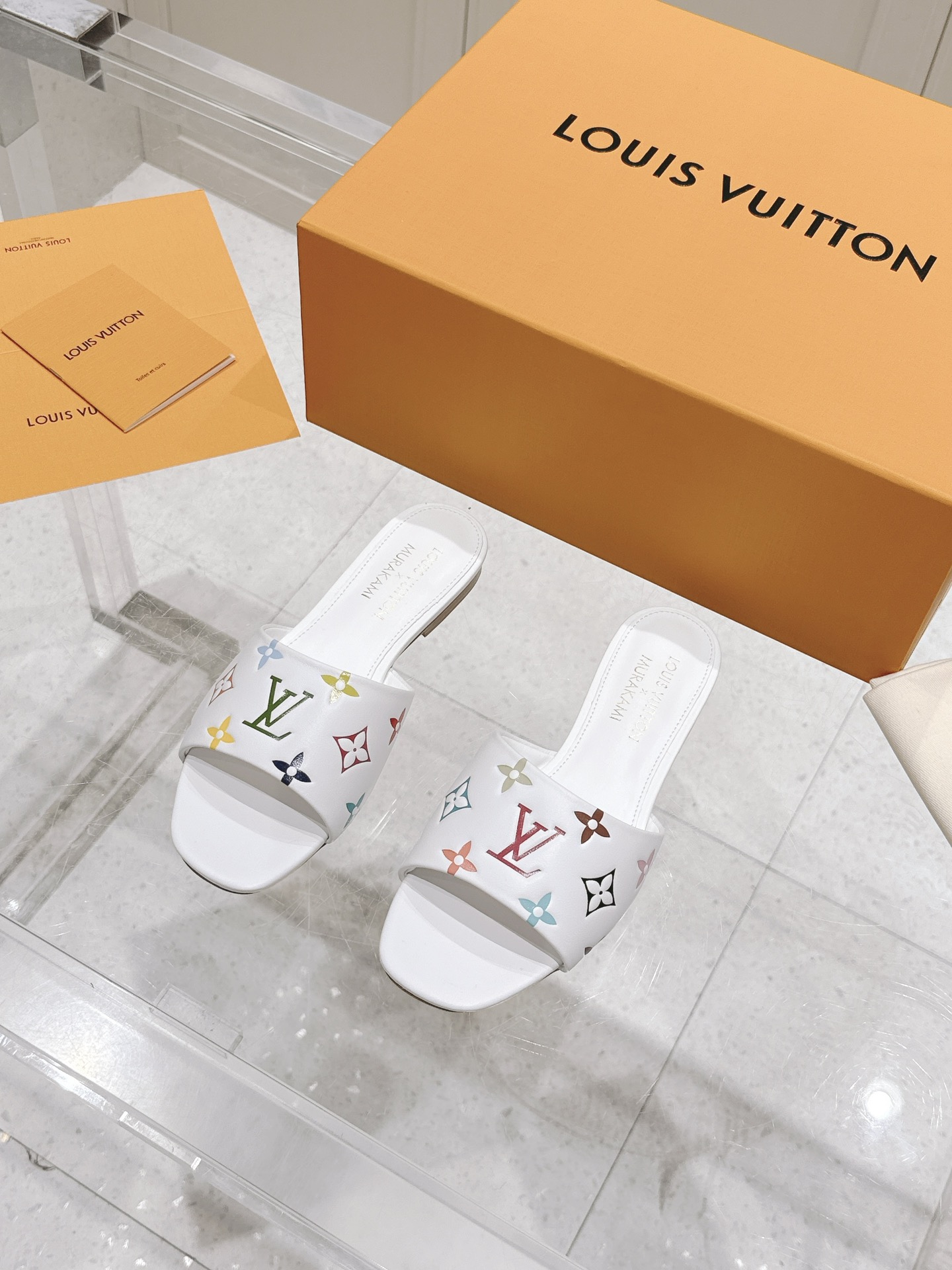 NO:258538,Women's LV x TM Louis Vuitton x Murakami Takashi jointly created 6AM series White Tricolor Flat-soled sandals Original purchase and development Made this 6AM sandals from Louis Vuitton x Murakami Takashi reprint series, full Monogram pattern is soaked in rainbow tones, allowing the brand's classic elements to stretch the distinctive aesthetic style of Japanese artist Takashi Murakami. The upper embellishment is nailed cowhide leather straps, and the details of the bow add exquisite brushstrokes. The delivery counter is exquisitely packaged. Fabric: Original custom imported top layer cowhide inner: imported soft sheepskin lining: original open molded genuine leather outsole Size: women's 35-39 (customized 40.41), slippers, louis vuitton, louis  vuitton, slippers, cowhide, sheepskin, Leather soles19860909女款 LV x TM 路易威登x村上隆联名6AM 系列 白三彩 平底 凉拖鞋 原版购入开发 做货 本款 6AM 凉拖出自路易威登 x 村上隆再版系列,为全幅 Monogram 图案浸染彩虹色调,令品牌经典元素舒展日本艺术家村上隆的鲜明美学风格.鞋面点缀饰钉牛皮革带,蝴蝶结细节再添考究笔触 配送专柜精美包装 面料 : 原版定制进口头层牛皮 内里 : 进口柔软羊皮里 鞋底 : 原版开模真皮大底 Size : 女款35-39（可定制40.41）,拖鞋,louis vuitton,louis vuitton,slippers,cowhide,sheepskin,Leather soles,Women's Shoes