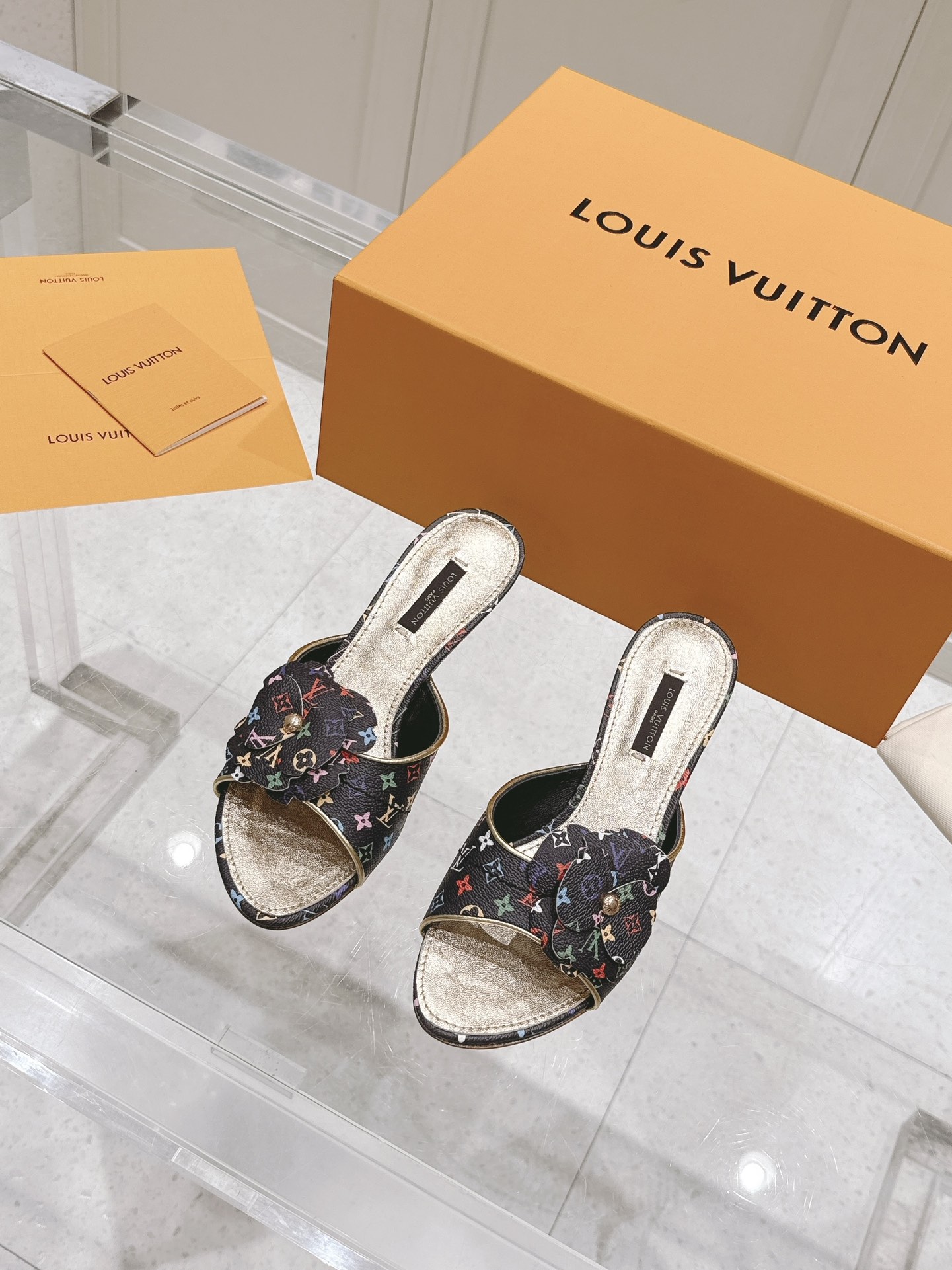NO:258543,Top version: **【LV 2025 Early Spring Series】Denim flower embroidered high heels** With classic danning as the base, we meet the flowers in full bloom!  Louis Vuitton's new spring and summer high heels perfectly combine retro denim with three-dimensional flower elements to create a modern aesthetic that combines rigidity and softness. The shoe body is embroidered with hand-embroidered flowers, and each needle outlines French romance, paired with the iconic Monogram metal buckle, and the details show a luxurious attitude. ** Highlights of design** Top denim material** Washed blue tannin fabric, soft and wear-resistant, and outlines unique textures with steps. **3D three-dimensional flower decoration** staggered blooming flowers, spliced ​​with silk and lace, agile and high sense of luxury. Women's 35-41 (customized by 34/40/41), slippers, louis vuitton, louis vuitton, high heels, slippers19860909顶级版本: **【LV 2025早春系列】牛仔布花卉刺绣高跟鞋**  以经典丹宁为底,邂逅繁花盛放！路易威登全新春夏款高跟鞋,将复古牛仔布与立体花朵元素完美融合,打造刚柔并济的摩登美学.鞋身点缀手工刺绣花卉,每一针都勾勒出法式浪漫,搭配标志性Monogram金属饰扣,细节尽显奢华态度.  **设计亮点**  **顶级牛仔布材质**水洗蓝丹宁面料,柔软耐磨,随步伐勾勒独特纹理.  **3D立体花朵装饰**错落有致的绽放花卉,采用丝绸与蕾丝拼接,灵动不失高级感. 女款35-41（34/40/41定做）,拖鞋,louis vuitton,louis vuitton,high heels,slippers,Women's Shoes