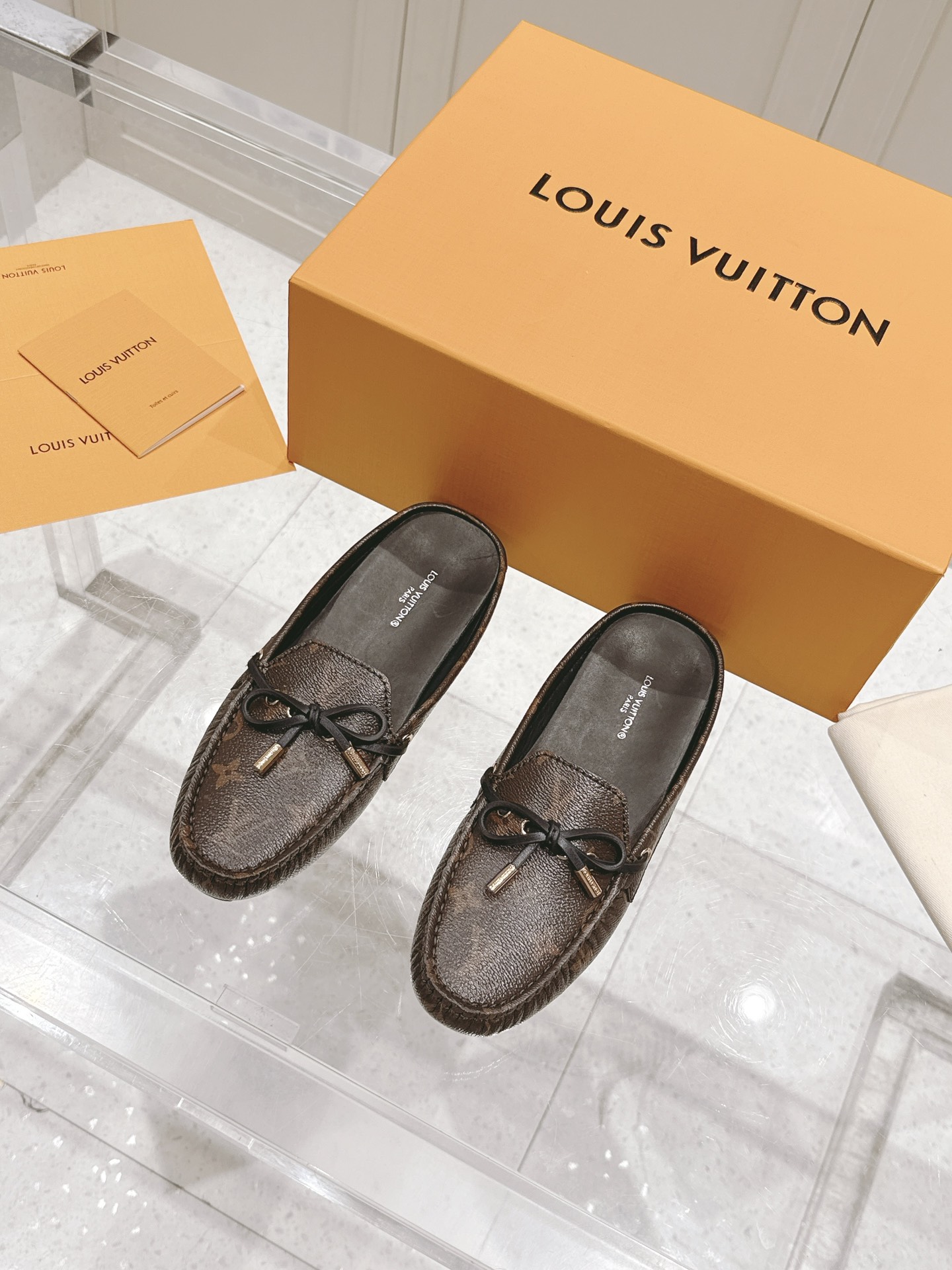 NO:258549,【】Open the shoes for a look!  Style [Absolute Classic] Women's four-season flat beans shoes This fashionable and trendy beans shoes are made of brand iconic materials. This item is an ideal choice for you to get started. With a unique bow design, you might as well match it with jeans of different colors or replace high heels to attend dinner. It is also eye-catching and beautiful. Beans shoes are a must-have item for driving and shopping. They are light and comfortable but not tiring. Super recommended. They are finely crafted and all cuts are treated with oil edges. Putting upper Rubber beans sole is embedded in LV logo (original board copy) Top quality size35-40 (41 customization, no return and exchange) Leather face semi-drag P Pretty half-drag P, semi-drag, louis vuitton, high heels, jeans19860909【】开启鞋履一览！ 版型【绝对经典】女士四季款平底豆豆鞋 这款时尚新潮豆豆鞋采用品牌标志性材料制成此单品豆豆鞋会是你入门的理想之选.拥有特色的蝴蝶结设计,不妨搭配不同色度的牛仔裤,或替代高跟鞋前赴晚宴,同样抢眼亮丽,豆豆鞋是开车、逛街必备单品、轻便舒适而又不确得累超级推荐,做工精细,全部切口经油边处理  套穿式鞋面  橡胶豆豆鞋底内嵌LV标识（原板复制） 顶级品质size35-40（41定制不退换） 皮面半拖P 老花半拖P,半拖,louis vuitton,high heels,jeans,Women's Shoes