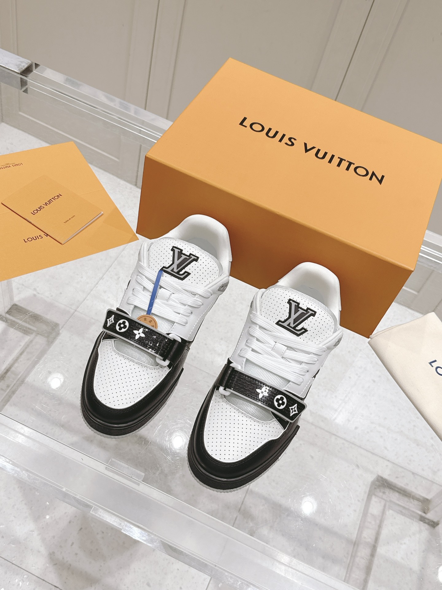 NO:258525,Top version of men's LV Louis Vuitton L Home Donkey Trainer Series Velcro Four-leaf Crocodile Casual Sports Shoes Skateboard Shoes Original Purchase Products Original Purchase Products This model LV Trainer Sports Shoes are made of smooth cowhide-perforated leather, cleverly interpreting the inspiration of retro basketball shoes. The complex upper continues the classic structure, Monogram floral and asymmetry Louis and Vuitton logos are divided into sides and rear, exquisite packaging for delivery counter Fabric: Original custom imported top layer cowhide Inner: Original custom breathable net Outsole: Original open mold-proof TPU combination sole Thickness: 3CM Size: Men's 38-46, casual shoes/sports shoes, louis vuitton, louis  vuitton, louis vuitton, louis vuitton, louis vuitton, sneakers, cowhide19860909顶级版本男款 LV 路易威登L家 驴牌 Trainer系列 魔术贴 四叶草 休闲 运动鞋 滑板鞋 原版购入开发 做货 原版购入开发 做货 本款 LV Trainer 运动鞋为光滑牛皮革融入工致穿孔,巧妙演绎复古篮球鞋的灵感探索.繁复鞋面延续经典结构,Monogram 花卉和不对称 Louis 与 Vuitton 标识分饰侧面和后部 配送专柜精美包装 面料: 原版定制进口头层牛皮 内里: 原版定制透气网里 大底: 原版开模防滑TPU组合大底 底厚: 3CM Size: 男款38-46,休闲鞋/运动鞋,louis vuitton,louis vuitton,louis vuitton,louis vuitton,louis vuitton,sneakers,cowhide,Women's Shoes