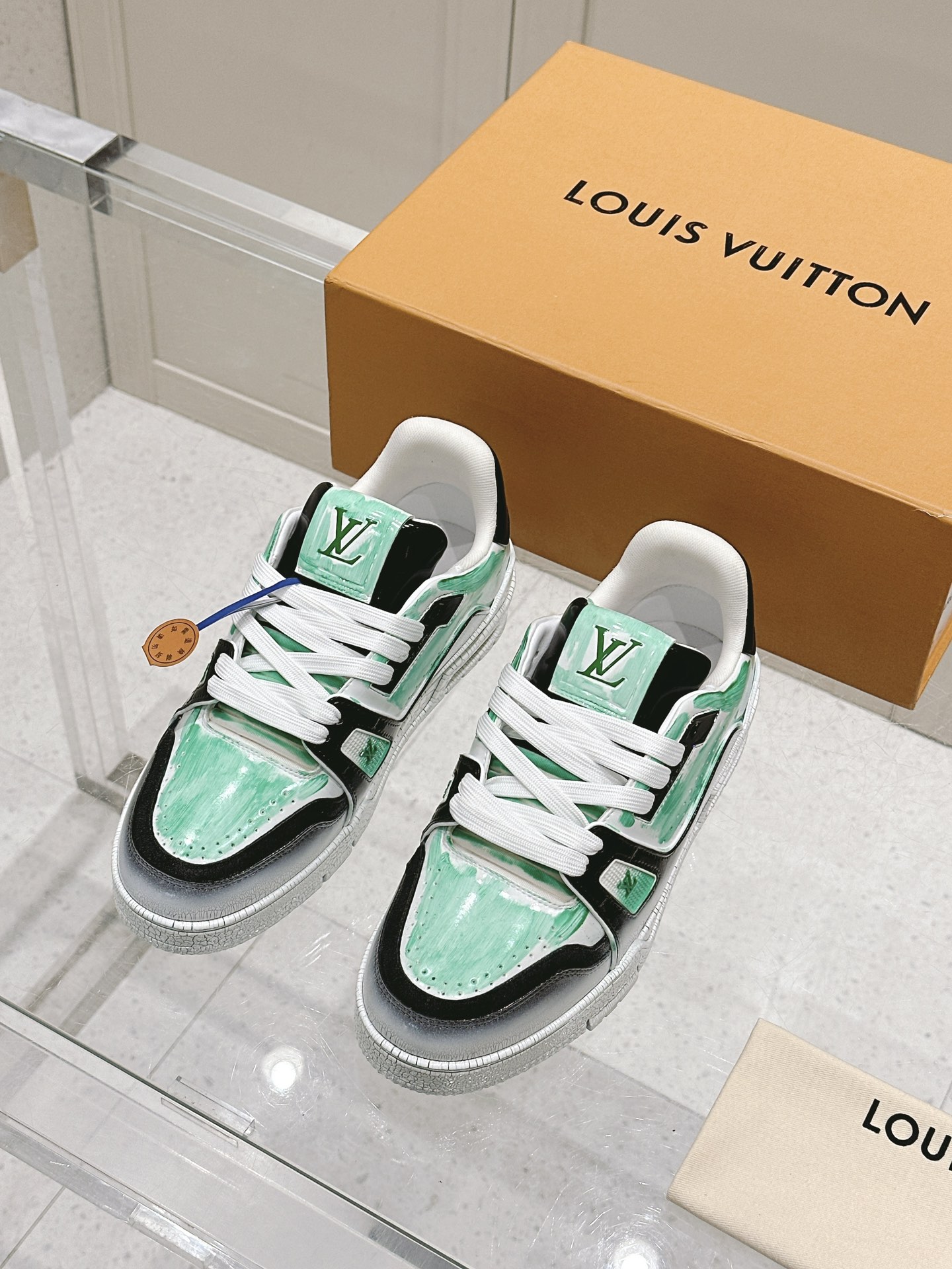 NO:258530,Top version of couples LV TARINE Louis Vuitton L Home Donkey Brand Couple Style Casual Sports Shoes Skateboard Shoes Original Purchase and Development Made Production This LV Trainer sneakers are made of cowhide leather to create complex uppers, which require hours of ingenious sewing to complete. The spray painting renders a unique retro effect, and the classic configuration is inspired by Virgil Abloh, showing the inspiration of retro basketball shoes. The delivery counter is exquisitely packaged. Fabric: original custom top layer cowhide inner lining: original customized breathable net outsole: original open mold two-color TPU combination sole Thickness: 3CM Size: women's 35-41 / men's 39-45, casual shoes/sports shoes, louis vuitton, louis vuitton, louis  vuitton, louis vuitton,sneakers,cowhide19860909顶级版本情侣款 LV TARINE路易威登L家 驴牌 情侣款 休闲 运动鞋 滑板鞋 原版购入开发 做货 本款LV Trainer 运动鞋选用牛皮革塑造繁复鞋面,需要数小时的匠心缝制方可完成.喷绘渲染别致复古效果,经典构型出自 Virgil Abloh 之手,展现复古篮球鞋的灵感启发 配送专柜精美包装 面料: 原版定制头层牛皮 内里: 原版定制透气网里 大底: 原版开模双色TPU组合大底 底厚: 3CM Size: 女款35-41 / 男款39-45,休闲鞋/运动鞋,louis vuitton,louis vuitton,louis vuitton,louis vuitton,sneakers,cowhide,Women's Shoes