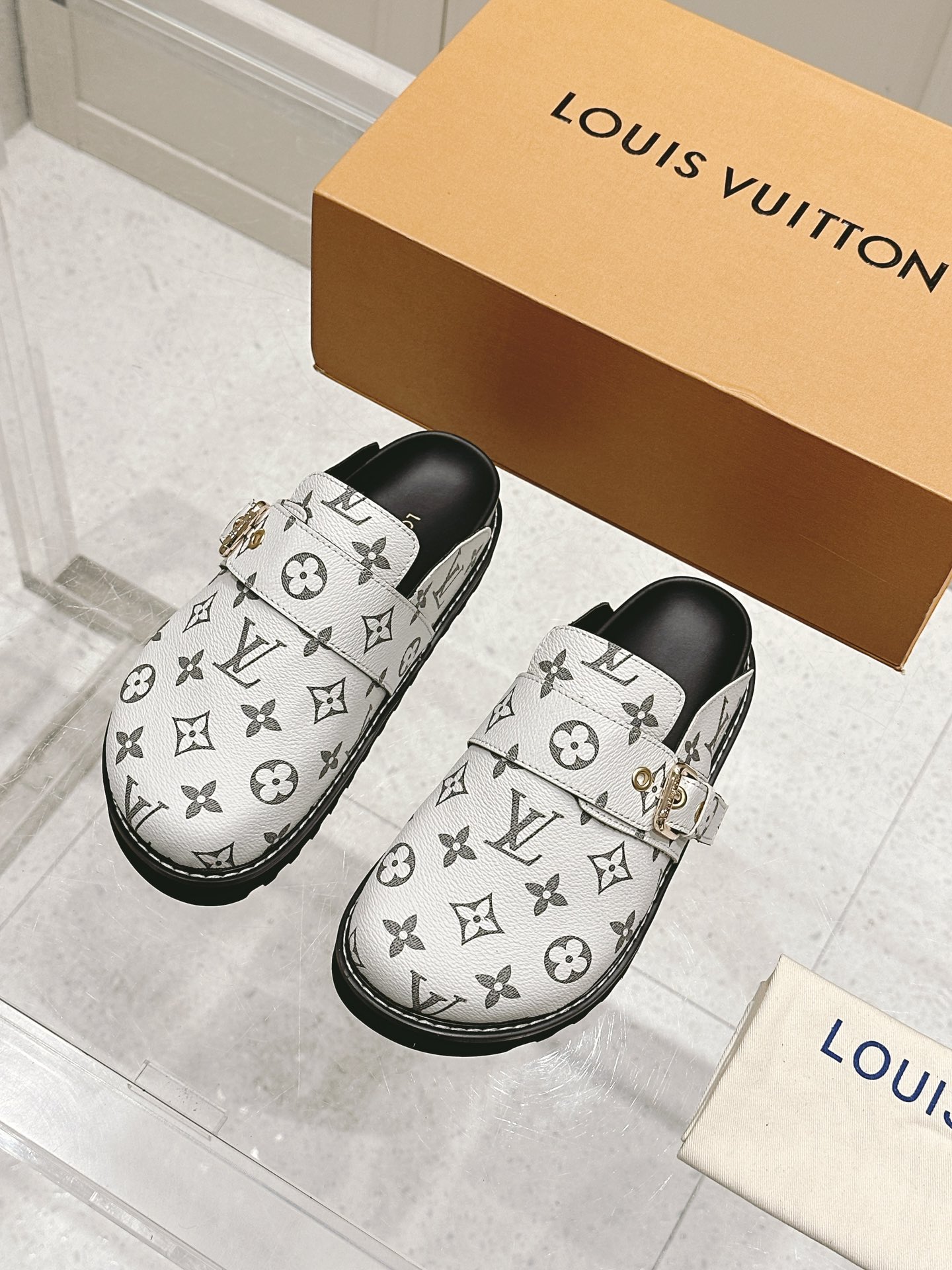 NO:258533,Purchase grade, women's size men, Louis vuitton Lv, autumn and winter, couples, Birken Slippers, cute, feet feel, not too good, side logo highlights, simple and high-end, heel-exposed design, wear and walk, lazy gossip, excellent warmth effect, close eyes, original purchase and development, custom imported denim/imported matte leather/imported presbyopia, hardware buckle original mold opening logo lettering is clearly visible, inner foot pad sheepskin, comfortable and breathable, original 1:1 mold opening high-density foaming sole, light and easy to wear, details and texture are the same as the original, please distinguish it from the market currency Size#women 35-41 #men 39-46 (female 41, male 45.46 customized, no return or exchange), semi-drag, louis vuitton, louis  vuitton,slippers,sheepskin19860909代购级 女码男 Louis vuitton Lv 秋冬 情侣款 勃肯拖鞋 可可爱爱、脚感简直不要太好 侧面logo扣点睛之笔 简约又高级 露跟设计 即穿即走 懒人福音 保暖效果极佳 闭眼入 原版购入开发 定制进口牛仔布/进口磨砂皮/进口老花超纤 五金扣原版开模 logo刻字清晰可见 内里垫脚羊皮 舒适透气 原版1:1开模高密度发泡大底 轻便好穿 细节质感与原版一致 请区别于市面通货 Size#女35-41 #男39-46（女41 男45.46订做不退换）,半拖,louis vuitton,louis vuitton,slippers,sheepskin,Women's Shoes