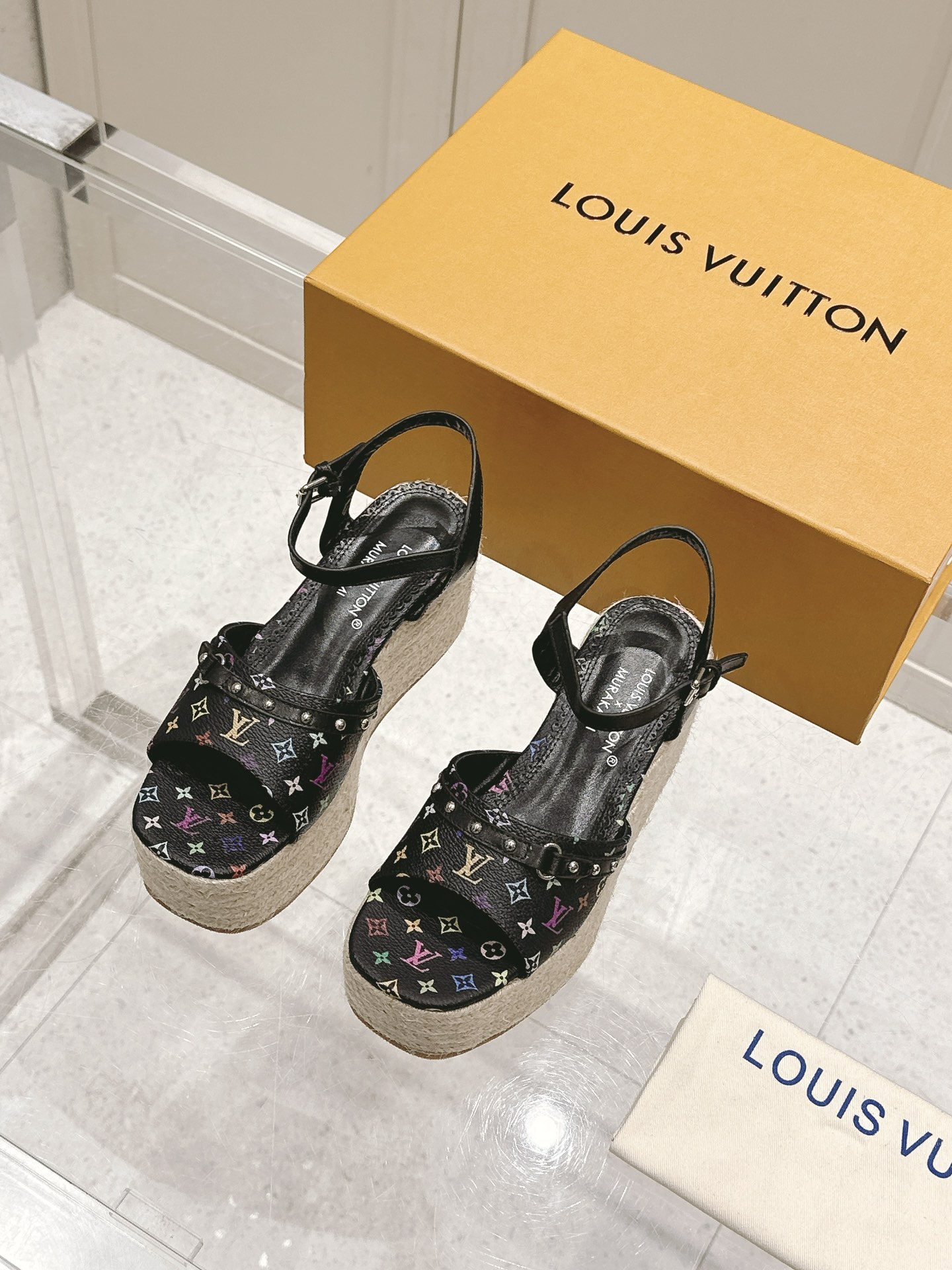 NO:258554,Louisvuitto*25s spring and summer new style, black and white three-color thick-soled straw sandals, a very cool style!  Thick bottom increases height by 8 cm!  You will become long legs in seconds when you put your feet on!  Straw retro nostalgic style!  Remembrance of the past!  The upper is very recognizable, black and white three-tale logo, and the original replica art font embroidered upper, highlighting the exquisite and elegant style!  Fashionable essence must be included in the finest!  !  Material cowhide, inner li sheep, outsole rubber sole, shoe size 35-42/41.42 Customized non-return, sandals, louis vuitton, sandals, espadrilles, cowhide19860909Louisvuitto*25s春夏新款 黑白三彩厚底草编凉鞋 非常清凉的款式！厚底增高八厘米！上脚秒变大长腿！草编复古怀旧风格！缅怀过往！鞋面非常具有辨识度的黑白三才logo,还有原版复刻艺术字体刺绣鞋面,彰显精致优雅时尚风格！时髦精必入精品！！ 材质牛皮 内里羊里 大底橡胶大底 鞋码35-42/41.42定制不退换,凉鞋,louis vuitton,sandals,espadrilles,cowhide,Women's Shoes