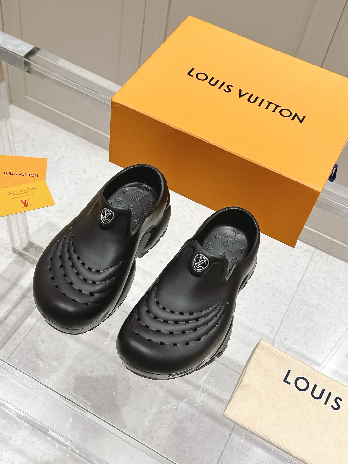 NO:258529,Top version LV Louis Vuitton Ljiadou brand Shark series Hole Shark shoes Thick sole Sandals [big goods are the same as the original one and the size is one size] Original purchase and development Making goods LV Shark sandals debuted at Louis Vuitton Spring and summer men's clothing show, with a wide configuration made with EVA rubber. Metal Vuitton logo embellishes the front and back, Monogram flowers bloom on an anti-slip rubber outsole, paired with comfortable and tough insole. Waterproof design is convenient for water washing and cleaning. Delivery counter exquisite packaging Fabric: Original open mold rubber foam forming Inner: No inner Outsole: Original open mold anti-slip rubber material Sole thickness: 5CM Size: Men's 39-45, sandals, louis vuitton, louis vuitton, louis  vuitton,louis vuitton,sandals,slippers19860909顶级版本 LV 路易威登L家驴牌 Shark系列 洞洞 鲨鱼鞋 厚底 凉拖鞋【大货与原版一致偏大一码】 原版购入开发 做货 LV Shark 凉拖初次亮相于路易威登 春夏男装秀场,以 EVA 橡胶塑造宽大构型.金属 Vuitton 标识点缀前后,Monogram 花卉绽放于防滑橡胶外底,搭配舒适韧性鞋垫.防水设计方便水洗清洁. 配送专柜精美包装 面料: 原版开模橡胶发泡成型 内里: 无内里 大底: 原版开模防滑橡胶材质 底厚: 5CM Size: 男款39-45,凉鞋,louis vuitton,louis vuitton,louis vuitton,louis vuitton,sandals,slippers,Women's Shoes