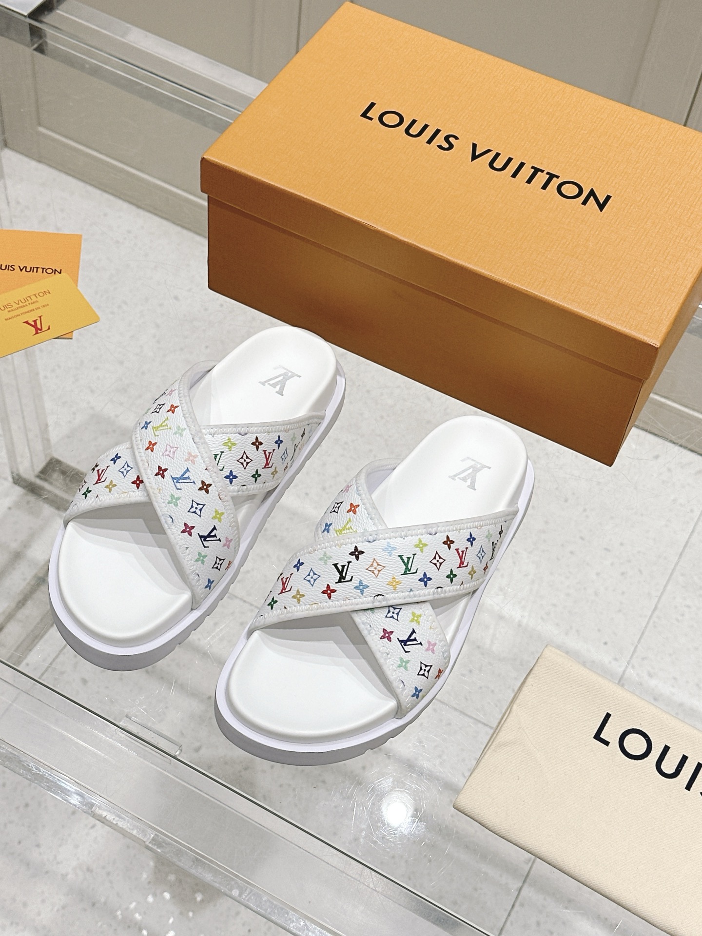 NO:258565,The purchasing agent level men's Louis vuitton 25ss Beach Drag Another hit, the latest top version, the super popular presbyterian slippers that are at its peak, the foot feel of the soft and comfortable, donkey fans are so lucky this year, love it. To be honest, it's much more comfortable than Hermes' second uncle's slippers, okay? The wide design of Velcro can make your feet look thin and beautiful. I love it the most in summer!  !  This design is so fashionable and the cool style can be matched!  !  Size#38-46 (38 45 46 custom made without return), slippers, hermes, louis vuitton, louis vuitton, louis vuitton, slippers19860909代购级男款 Louis vuitton 25ss 沙滩拖 又一爆款 最新 顶配版本 LV一出即巅峰的超爆款的老花拖鞋面包的脚感 软绵绵的超舒服 今年驴粉们太有福了 爱了 说实话比爱马仕的二舅拖鞋舒服多了好吗 魔术贴的设计宽宽的可以显的脚好瘦好好看 夏天最爱！！ 这个设计太时尚了 酷酷的风格也可以搭配！！ Size#38-46（38 45 46订做不退换）,拖鞋,hermes,louis vuitton,louis vuitton,louis vuitton,slippers,Women's Shoes