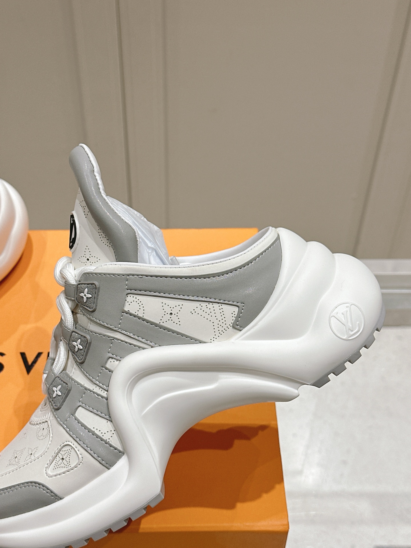 Louis Vuitton Archlight Mule Sneaker: Iconic Style & Supreme Comfort 9 i1743774341343 5691 0 7