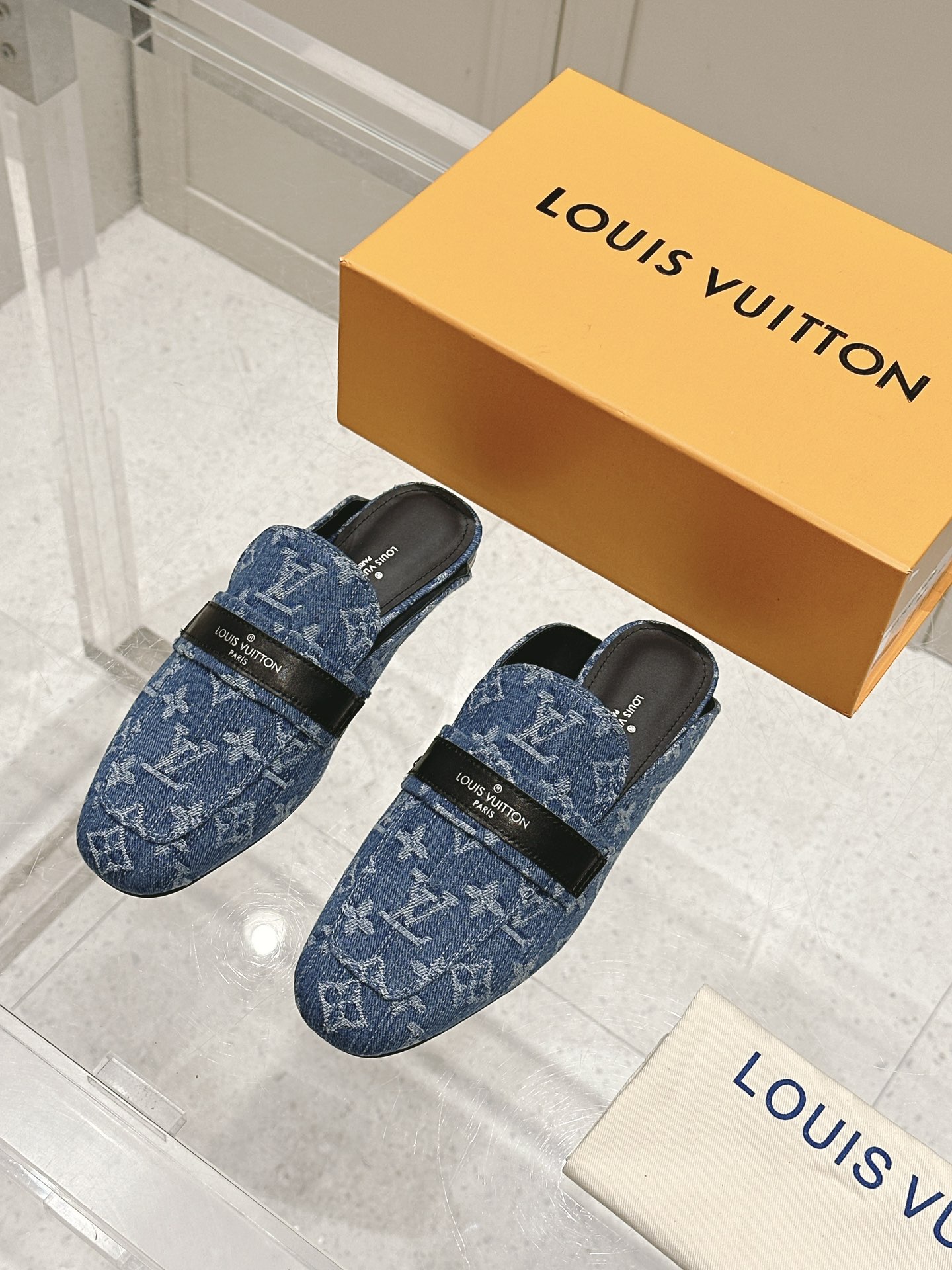 NO:263103,LV Louis Vuitton 25 Early Spring New Model Top Version The counter is the latest model, the classic presbyterian semi-torch series of hard goods on the newest, the purchasing level!  Full of high-end feeling!  A popular model from domestic and foreign bloggers, retro and fashionable, beautiful!  The letter button of the donkey is so beautiful. Upper: Original specific calfskin/presbyterian/densing jeans. Inner: imported cowhide. Outsole: Italian genuine leather outsole. Shoe size: 35-39 (41 customization, non-return and exchange), semi-drag, louis vuitton, louis vuitton, louis vuitton, louis vuitton, louis vuitton, cowhide, Leather soles19860909LV 路易威登 25 早春新款 顶级版本 专柜主打最新款 经典老花半拖系列硬货上新 代购级别！高级感十足！国内外博主刷爆的一款,复古又时髦上脚美炸了！驴家字母扣实在太美 鞋面:原版特定小牛皮/老花/丹宁牛仔 内里:进口牛皮里 大底:意大利真皮大底 鞋码:35-39（41定制 不退换）,半拖,louis vuitton,louis vuitton,louis vuitton,louis vuitton,cowhide,Leather soles,Women's Shoes