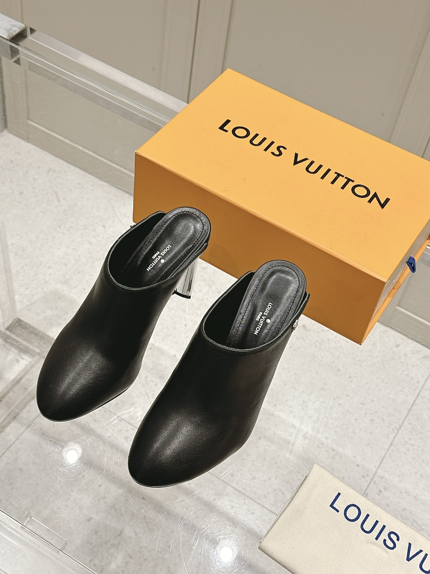 NO:263100,LV donkey new product plum blossom crystal heel Baotou Muller high heel slippers Original mold custom plum blossom heels Original imported denim/old flower/calf leather Sheepskin footbed inside Italian leather outsole size35-39 (41 custom made without return or exchange), high heels, louis vuitton, louis vuitton, louis vuitton, louis vuitton, high heels, slippers, cowhide, sheepskin, Leather soles19860909LV驴家新品梅花水晶跟包头穆勒高跟拖鞋 原版开模定制梅花跟 原版进口丹宁牛仔布/老花/小牛皮 羊皮垫脚内里 意大利真皮大底 size35-39（41定制不退换）,高跟鞋,louis vuitton,louis vuitton,louis vuitton,high heels,slippers,cowhide,sheepskin,Leather soles,Women's Shoes