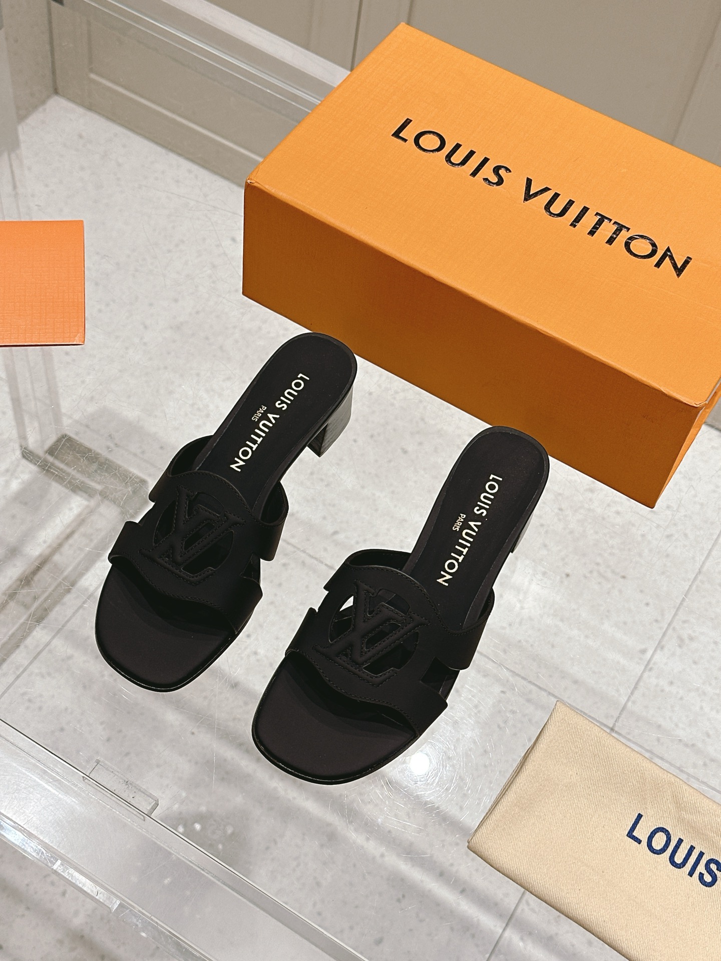 NO:240491,25ss new upgrade, lizard pattern slippers make the lizard pattern slippers more personalized. This LV Isola flat sandals are made of soft cowhide leather, which makes the wide upper hollow LV Circle logo, pursuing the classic style that transcends time. Multi-layer leather builds a wear-resistant integrated outsole, and the padded insole makes the comfort feel upgraded again. Upper: imported calfskin Inner: Sheepskin Inner Outsole Italian leather Outsole Shoe size: 35-42 (40.41.42 Custom made without return or exchange), slippers, christian louboutin, louis vuitton, slippers, cowhide, sheepskin, Leather soles1986090925ss全新升级 蜥蜴纹拖鞋更显个性 本款 LV Isola 平底凉拖采用柔软牛皮革,令宽幅鞋面呈现镂空 LV Circle 标识,追寻跨越时间的经典格调.多层皮革构筑耐磨一体式外底,衬垫内底令舒适感再度升级. 鞋面: 进口小牛皮 内里: 羊皮内里 大底意大利真皮大底 鞋码: 35-42（ 40.41.42定做不退换）,拖鞋,christian louboutin,louis vuitton,slippers,cowhide,sheepskin,Leather soles,Women's Shoes