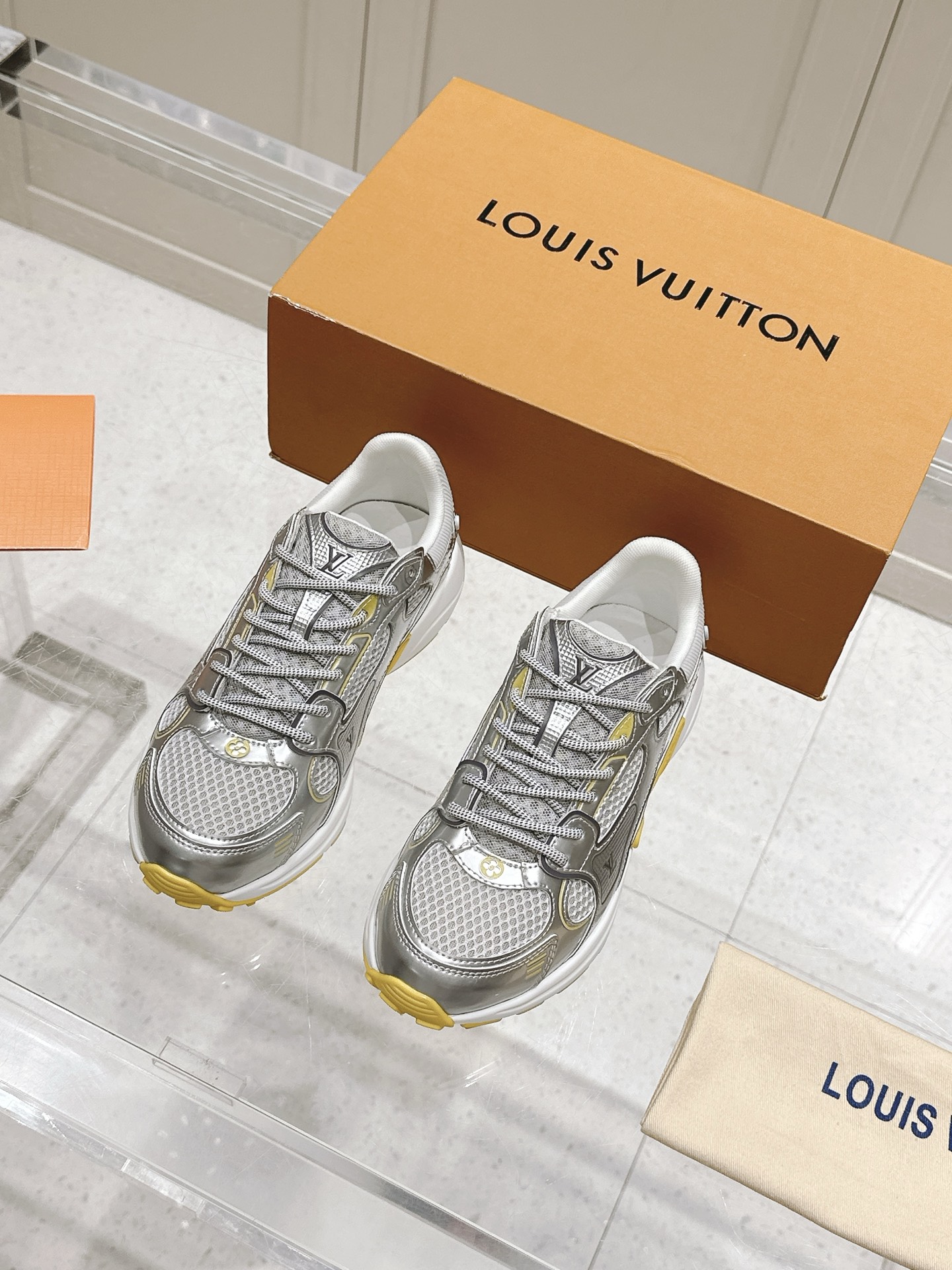 NO:240500,LV Louis Vuitton L Home Donkey Brand Latest Olympia Series Couple Model Silver Horn King Casual Sports Shoes Running Shoes This model LV Olympia Sports Shoes combine mesh fabrics with metal texture synthetic leather and other technological fabrics, reinterpreting the classic running shoe design with a neat and simple design. Light EVA outsole makes for a comfortable and flexible wearing experience. Monogram embossed and LV letters and other rich details establish recognition. Delivery counter exquisite packaging Fabric: original imported technology fabric   mesh surface Inner original customized breathable mesh Sole original open mold rubber foam material Sole thickness 3.5CM Size: women's 35-40 / men's 39-44, casual shoes/sports shoes, louis vuitton, louis vuitton, louis vuitton, louis vuitton, alexander  wang,louis vuitton,sneakers19860909LV 路易威登L家 驴牌 最新Olympia系列 情侣款 银角大王 休闲 运动鞋 跑鞋 本款 LV Olympia 运动鞋融合网格面料与金属质感合成皮革等科技面料,以利落简约设计重绎经典跑鞋设计.轻盈 EVA 外底成就舒弹穿着体验.Monogram 压纹与 LV 字母等丰富细节树立辨识度 配送专柜精美包装 面料:原版进口科技面料 网面 内里原版定制透气网里 鞋底原版开模橡胶发泡材质 底厚3.5CM Size:女款35-40 / 男款39-44,休闲鞋/运动鞋,louis vuitton,louis vuitton,louis vuitton,alexander wang,louis vuitton,sneakers,Women's Shoes