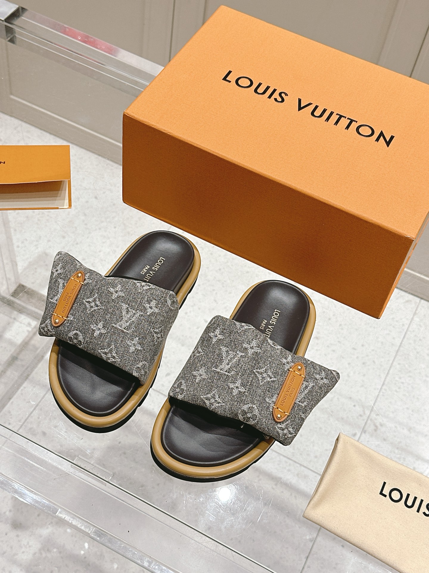NO:263093,Men and women LV x TM Murakami Takashi Co-branded model Black and white tri-color Velcro wallet bread Flat sandals Original purchase and development Made this model Pool Pillow Comfort Sandals are from the cross-border collaboration series of Louis Vuitton and Japanese artist Takashi Murakami, which uses bright Monogram patterns to highlight the iconic colorful colors of the artist's pen. The wide-lined Velcro shoelaces with zipper bags release their attention, tough insoles and lightweight outsoles to create a comfortable experience. The delivery counter is exquisitely packaged Fabric: Original customized technology fabric fabric Sole thickness 4CM Size: Men and women 35-44, slippers, louis vuitton, louis vuitton, slippers, wallets19860909男女款 LV x TM村上隆 联名款 黑白三彩 魔术贴 钱包 面包 平底凉拖鞋 原版购入开发 做货 本款 Pool Pillow Comfort 凉拖出自路易威登与日本艺术家村上隆的跨界合作系列,以明丽 Monogram 图案彰显艺术家笔下标志性的缤纷色彩.配有拉链袋的宽幅加衬魔术贴鞋带释放瞩目个性,韧性鞋垫和轻盈凸纹外底成就舒适体验 配送专柜精美包装 面料:原版定制科技织物面料 底厚4CM Size:男女款35-44,拖鞋,louis vuitton,louis vuitton,slippers,wallets,Women's Shoes