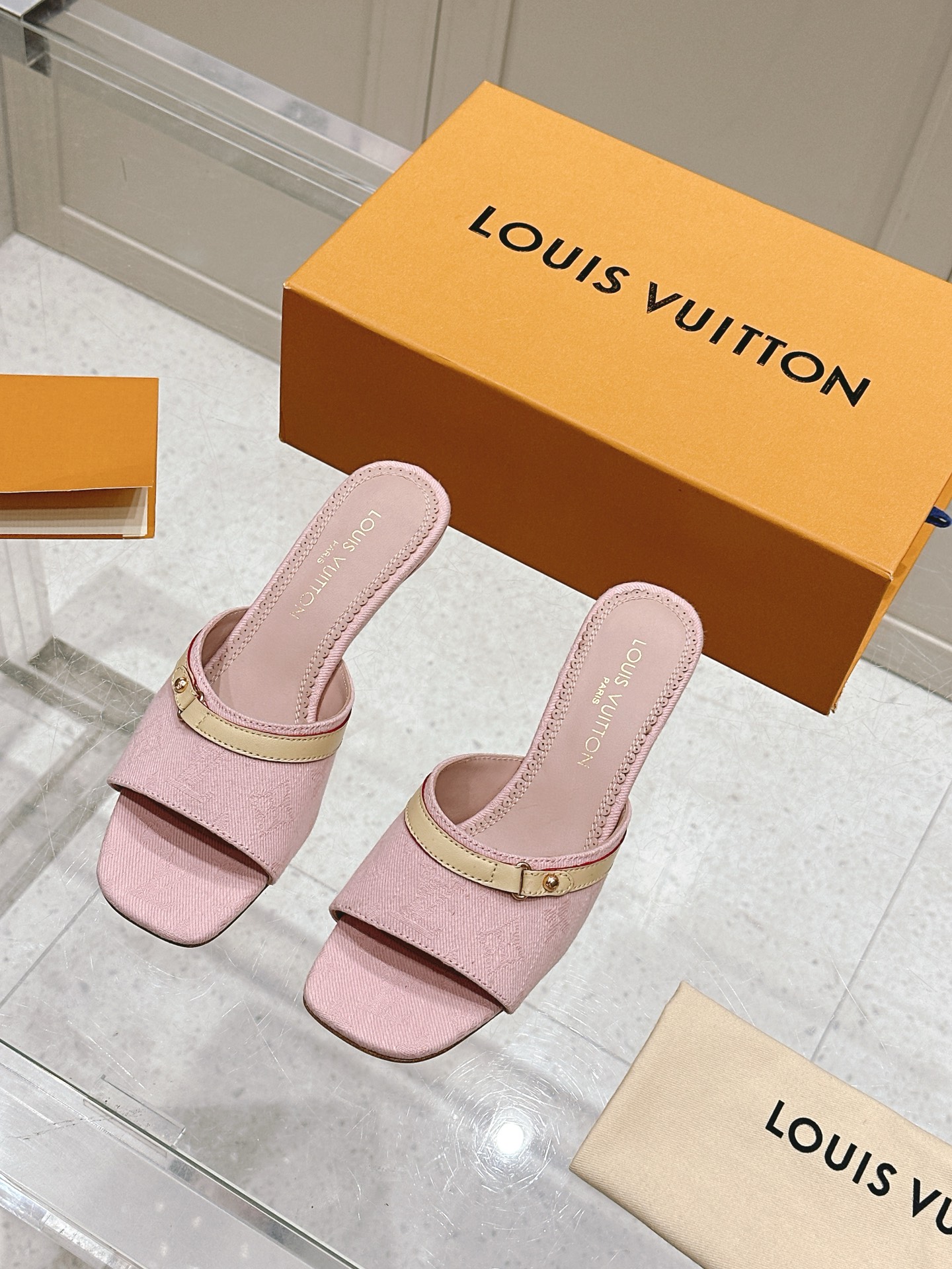 NO:263117,Women's LV x TM Louis Vuitton x Murakami Takashi jointly created 6AM series White Tricolor Flat-soled sandals Original purchase and development Made this 6AM sandals from Louis Vuitton x Murakami Takashi reprint series, full Monogram pattern is soaked in rainbow tones, allowing the brand's classic elements to stretch the distinctive aesthetic style of Japanese artist Takashi Murakami. The upper embellishment is nailed cowhide leather straps, and the details of the bow add exquisite brushstrokes. The delivery counter is exquisitely packaged. Fabric: original custom imported top layer cowhide inner: imported soft sheepskin lining: 5.5cm sole: original open-mold genuine leather outsole Size: 35-39 (customized 40.41), high heel slippers, louis vuitton, louis vuitton, high  heels, slippers, cowhide, sheepskin, Leather soles19860909女款 LV x TM 路易威登x村上隆联名6AM 系列 白三彩 平底 凉拖鞋 原版购入开发 做货 本款 6AM 凉拖出自路易威登 x 村上隆再版系列,为全幅 Monogram 图案浸染彩虹色调,令品牌经典元素舒展日本艺术家村上隆的鲜明美学风格.鞋面点缀饰钉牛皮革带,蝴蝶结细节再添考究笔触 配送专柜精美包装 面料 : 原版定制进口头层牛皮 内里 : 进口柔软羊皮里 跟高 : 5.5cm 鞋底 : 原版开模真皮大底 Size : 35-39（可定制40.41）,高跟鞋拖鞋,louis vuitton,louis vuitton,high heels,slippers,cowhide,sheepskin,Leather soles,Women's Shoes