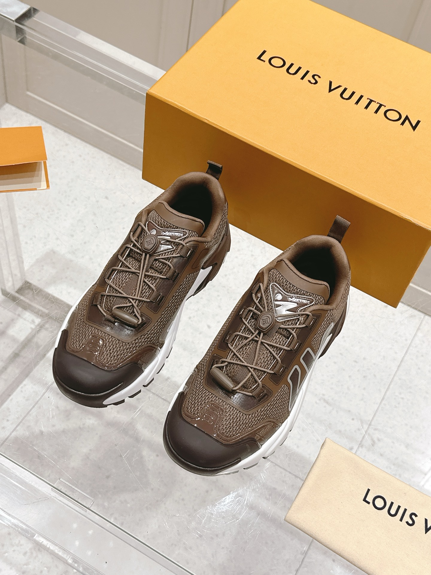 NO:263097,Top version of men's LV Louis Vuitton Ljia Donkey Runner Tatic series Thick sole Casual sports shoes Running shoes Original purchase and development Made this model LV Runner Tatic sports shoes combine technology materials such as mesh fabric and straps to interpret the inspiration of traditional hiking shoes. LV letters are written on one side, and the lassoon buckles are embellished with fast lace-up system Monogram Flowers and Louis Vuitton logos, light and wear-resistant rubber outsole perfect overall, delivery counter exquisite packaging Fabric: original imported custom technology fabric   mesh surface Inner original customized breathable mesh Sole original open mold anti-slip rubber combination material Sole thickness 4CM Size: men's model 39-44 (45 customized), casual shoes/sports shoes, louis vuitton, louis vuitton, louis  vuitton, louis vuitton,sneakers19860909顶级版本男款 LV路易威登 L家驴牌Runner Tatic系列 厚底 休闲 运动鞋 跑鞋 原版购入开发 做货 本款 LV Runner Tatic 运动鞋融合网格面料和饰带等科技材质,演绎传统登山鞋的灵感启发.LV 字母抒写于一侧,快速系带系统的套索扣点缀 Monogram 花卉和路易威登标识,轻盈耐磨的橡胶外底完善整体 配送专柜精美包装 面料:原版进口定制科技面料 网面 内里原版定制透气网里 鞋底原版开模防滑橡胶组合材质 底厚4CM Size:男款39-44（45定做）,休闲鞋/运动鞋,louis vuitton,louis vuitton,louis vuitton,louis vuitton,sneakers,Women's Shoes