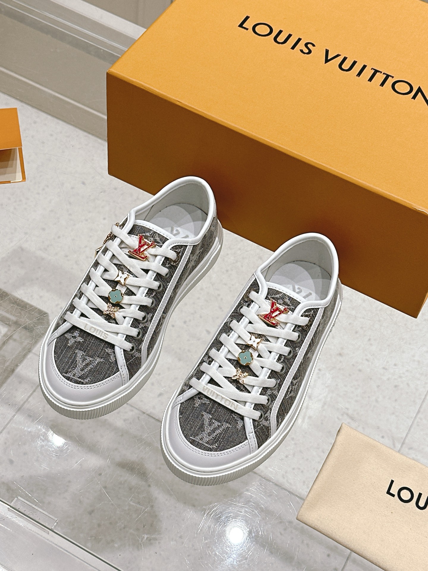 NO:263099,Top version of couples (correct version) without buckles, with buckles LV Louis Vuitton L Home Donkey Lagoon Series Thick-soled denim denim embossed presbyopia thick-soled casual sneakers skateboard shoes Original purchase and development Made this Lagoon sneakers are made of Monogram denim, injected with retro flavor to classic design. Leather trim is shown with Louis Vuitton logo, inscribed eyelets, laces and shoelaces highlight the exquisite details, embellishing Monogram The rubber outsole of the floral perfect overall delivery counter exquisite packaging Original imported custom-made top cowhide inner imported cowhide lining original sole original open mold anti-slip TPU material 2.5CM bottom thickness  Size: Couple model 35-44 (customized for women 41, men 38, 45), casual shoes/sports shoes, louis vuitton, louis vuitton, louis vuitton, louis vuitton, louis vuitton, louis vuitton, sneakers, cowhide19860909顶级版本情侣款（正确版本） 不带扣子,带扣子 LV路易威登L家 驴牌最新Lagoon系列 厚底丹宁牛仔布 压花 老花 厚底 休闲运动鞋 滑板鞋 原版购入开发 做货 这款Lagoon 运动鞋取材 Monogram 丹宁布,为经典设计注入复古气息.皮革饰边跃现路易威登标识,铭纹孔眼、镶边和鞋带彰显考究细节,点缀 Monogram 花卉的橡胶外底完善整体 配送专柜精美包装 面料原版进口定制头层牛皮 内里原版进口牛皮里 鞋底原版开模防滑TPU材质 底厚2.5CM Size:情侣款35-44（可定制女41,男38,45）,休闲鞋/运动鞋,louis vuitton,louis vuitton,louis vuitton,louis vuitton,sneakers,cowhide,Women's Shoes