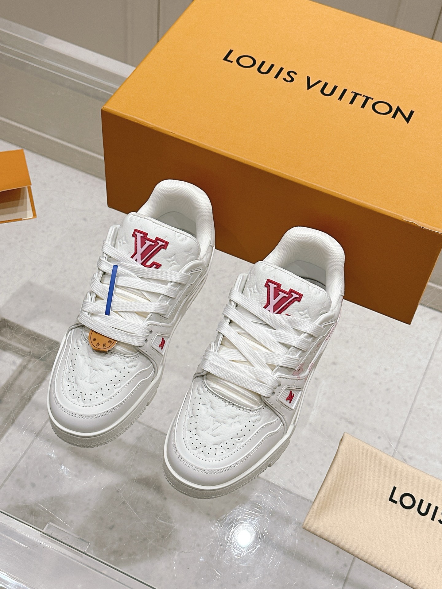 NO:263113,Top version of women's LV Louis Vuitton L Home Donkey Trainer Series Couple style casual sneakers skateboard shoes Original purchase and development Made this model LV Trainer sneakers are made of Monogram denim, which shows the inspiration of retro basketball shoes with casual style, and then uses rubber LV letters and Vuitton logo to illuminate the complex upper. Thick shoelaces and Monogram floral rubber outsole add exquisite details. Delivery counter exquisite packaging Fabric: Original custom imported denim denim lining: Original custom breathable net outsole Outsole: Original open mold-proof anti-slip TPU combination sole Thickness: 3CM Size: Women's 35-41, casual shoes/sports shoes, louis vuitton, louis  vuitton, louis vuitton, louis vuitton, snakers19860909顶级版本女款 LV 路易威登L家 驴牌 Trainer系列 情侣款 休闲 运动鞋 滑板鞋 原版购入开发 做货 本款 LV Trainer 运动鞋取材 Monogram 丹宁布,以休闲格调展现复古篮球鞋的灵感启发,再借橡胶 LV 字母和 Vuitton 标识点亮繁复鞋面.厚实鞋带和 Monogram 花卉橡胶外底再添考究细节 配送专柜精美包装 面料: 原版定制进口丹宁牛仔 内里: 原版定制透气网里 大底: 原版开模防滑TPU组合大底 底厚: 3CM Size: 女款35-41,休闲鞋/运动鞋,louis vuitton,louis vuitton,louis vuitton,louis vuitton,sneakers,Women's Shoes