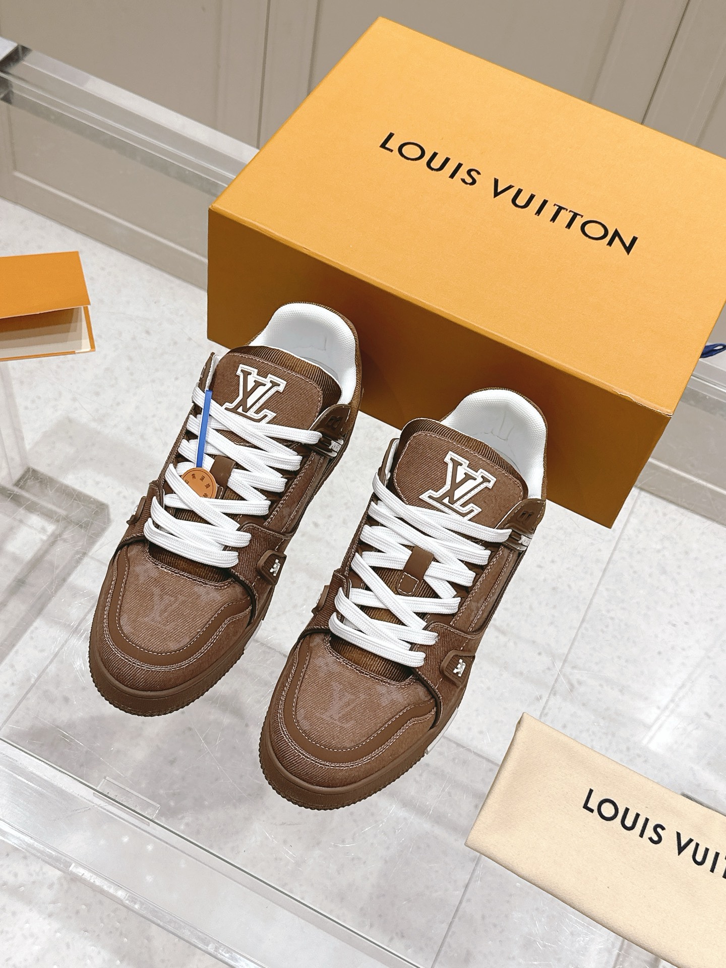 NO:263116,Top version of couples LV Louis Vuitton L Home Donkey Trainer Series Couple models Casual Sports Shoes Skateboard Shoes Original Purchase and Development Made Production This LV Trainer sneakers are designed by Denning cloth men's art director Pharrell Williams. The rubber Vuitton logo and LV letters are incorporated into the craftsmanship upper, and then the delicate outsole is lit with Monogram flowers. The original configuration is inspired by Virgil Abloh, showing the inspiration of retro basketball shoes. The delivery counter is exquisitely packaged Fabric: Original custom imported tannin denim Inner: Original custom breathable net Outsole: Original open mold-proof TPU combination sole Thickness: 3CM Size:  Women's 35-41 / Men's 38-46, casual shoes/sports shoes, louis vuitton, louis vuitton, louis vuitton, versace, louis vuitton, sneakers19860909顶级版本情侣款 LV 路易威登L家 驴牌 Trainer系列 情侣款 休闲 运动鞋 滑板鞋 原版购入开发 做货 本款 LV Trainer 运动鞋为丹宁布铺陈男装艺术总监 Pharrell Williams 设计的 LVers Damier 图案,于工致鞋面融入橡胶 Vuitton 标识和 LV 字母,再以 Monogram 花卉点亮细腻外底.原版构型出自 Virgil Abloh 之手,展现复古篮球鞋的灵感启发 配送专柜精美包装 面料: 原版定制进口单宁牛仔 内里: 原版定制透气网里 大底: 原版开模防滑TPU组合大底 底厚: 3CM Size: 女款35-41 / 男款38-46,休闲鞋/运动鞋,louis vuitton,louis vuitton,louis vuitton,versace,louis vuitton,sneakers,Women's Shoes