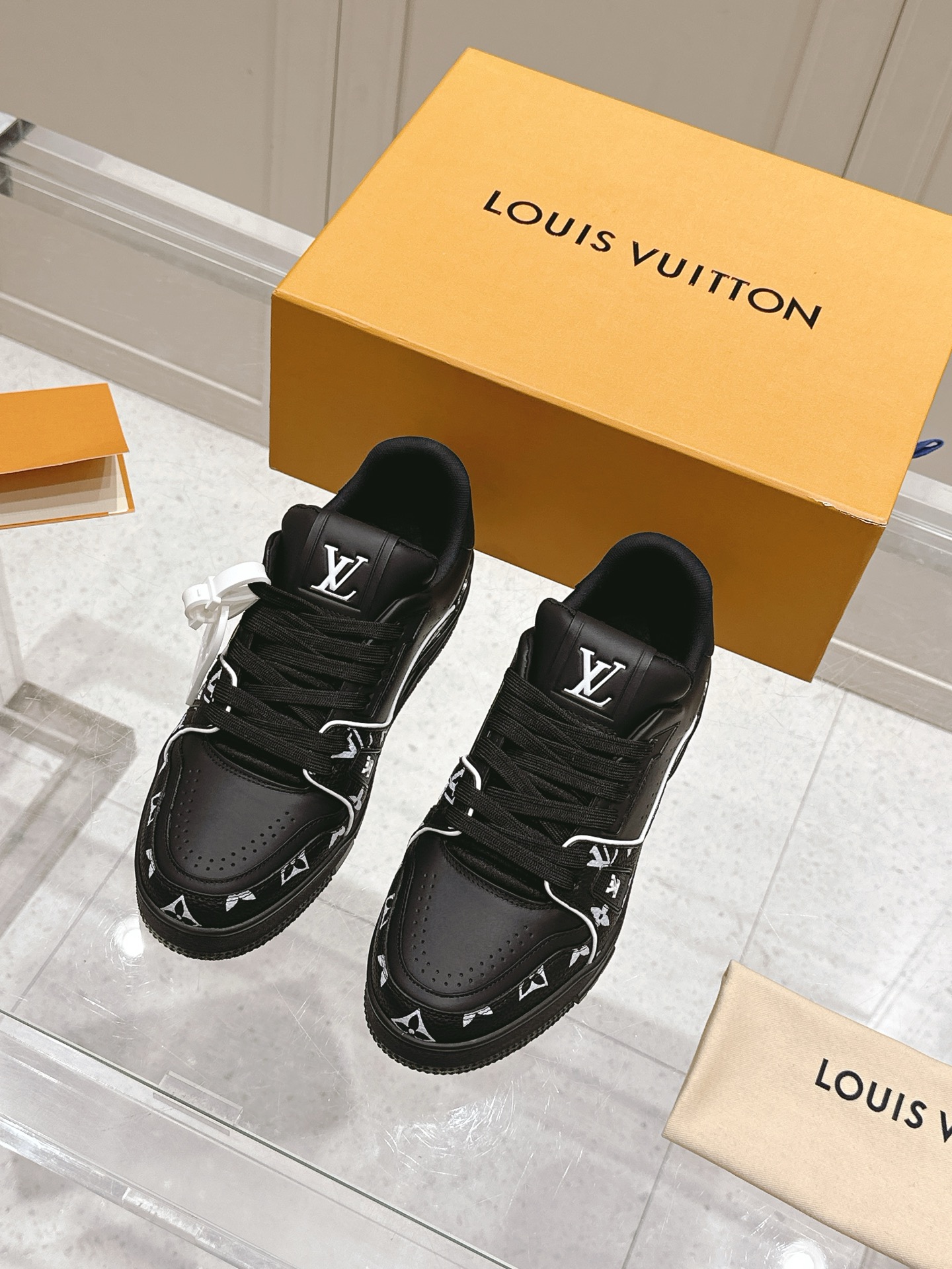 NO:263095,Top version of couples LV Louis Vuitton L Home Donkey Trainer Series Couple models Casual Sports Shoes Skateboard Shoes Original Purchase and Development Made Production This LV Trainer sneakers are designed by Denning cloth men's art director Pharrell Williams. The rubber Vuitton logo and LV letters are incorporated into the craftsmanship upper, and then the delicate outsole is lit with Monogram flowers. The original configuration is inspired by Virgil Abloh, showing the inspiration of retro basketball shoes. The delivery counter is exquisitely packaged Fabric: Original custom imported tannin denim Inner: Original custom breathable net Outsole: Original open mold-proof TPU combination sole Thickness: 3CM Size:  Women's 35-41 / Men's 38-46, casual shoes/sports shoes, louis vuitton, louis vuitton, louis vuitton, versace, louis vuitton, sneakers19860909顶级版本情侣款 LV 路易威登L家 驴牌 Trainer系列 情侣款 休闲 运动鞋 滑板鞋 原版购入开发 做货 本款 LV Trainer 运动鞋为丹宁布铺陈男装艺术总监 Pharrell Williams 设计的 LVers Damier 图案,于工致鞋面融入橡胶 Vuitton 标识和 LV 字母,再以 Monogram 花卉点亮细腻外底.原版构型出自 Virgil Abloh 之手,展现复古篮球鞋的灵感启发 配送专柜精美包装 面料: 原版定制进口单宁牛仔 内里: 原版定制透气网里 大底: 原版开模防滑TPU组合大底 底厚: 3CM Size: 女款35-41 / 男款38-46,休闲鞋/运动鞋,louis vuitton,louis vuitton,louis vuitton,versace,louis vuitton,sneakers,Women's Shoes