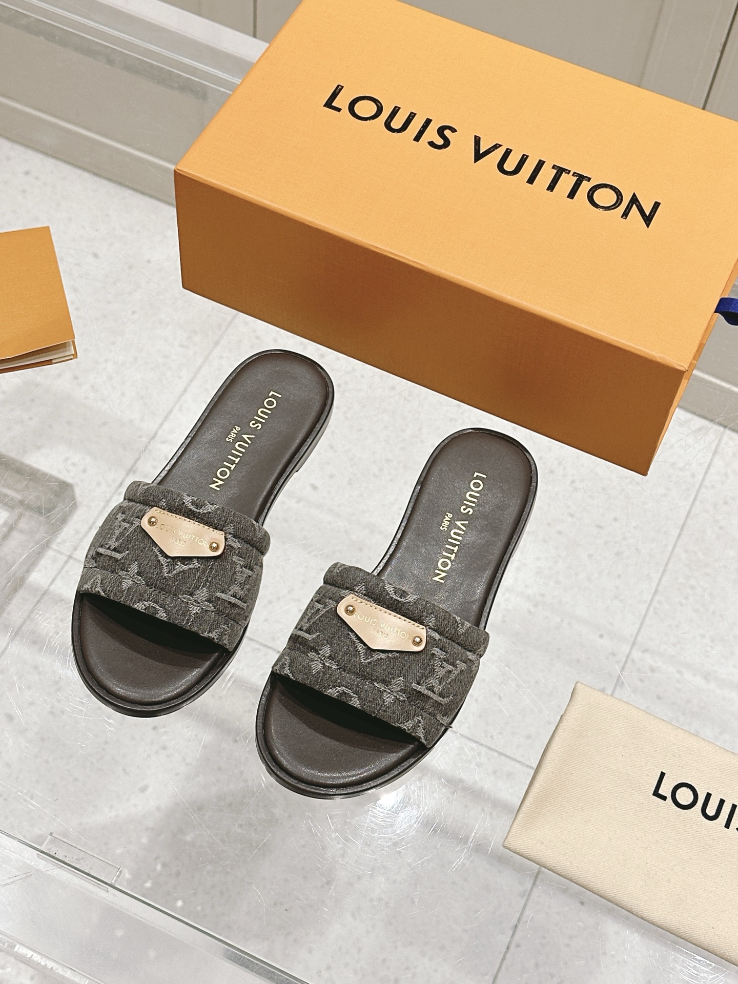 NO:263110,Flat heel slippers Top version of fashion essential LV Louis Vuitton slippers, a luxurious new experience. Today I recommend a beautiful Louis Vuitton slippers. It uses a high-end genuine leather sole, and the feet feel comfortable, and every step seems to be walking in the clouds. The high-end last adjustment process makes the feet feel comfortable and invincible!  Classic design, exquisite craftsmanship, and details show quality. Whether it is the casual style of jeans or the elegant style of skirts, it can be easily controlled. Wearing these pairs of shoes will become the focus of fashion on the street and highlight your elegant taste!  Original denim fabric, breathable sheepskin inside, sole, Italian leather sole, size 35-41 (41 custom made), slippers, louis vuitton, louis vuitton, slippers, skirts, jeans, sheepskin19860909平跟拖鞋 顶级版本时尚必备 LV路易威登拖鞋,奢华新体验 今天给大家推荐一款路易威登的绝美拖鞋 它采用高档真皮底,脚感舒适,每一步都仿佛走在云端. 高端的调楦工艺,脚感舒适无敌！ 经典的设计,精湛的工艺,细节之处尽显品质. 无论是搭配牛仔裤的休闲风,还是裙装的优雅范,它都能轻松驾驭. 穿上这双鞋,成为街头的时尚焦点,彰显您的高雅品味！ 面料原版牛仔面料 内里透气羊皮 鞋底意大利真皮底 码数35－41(41定做),拖鞋,louis vuitton,louis vuitton,slippers,skirts,jeans,sheepskin,Women's Shoes