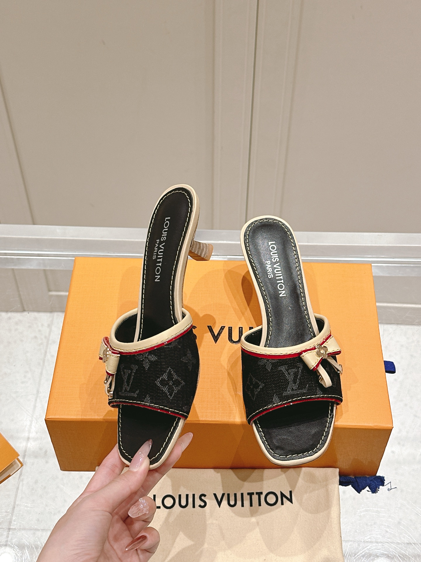 Louis Vuitton LV x TM 路易威登x村上隆联名6AM 系列 白三彩 平底 凉拖鞋