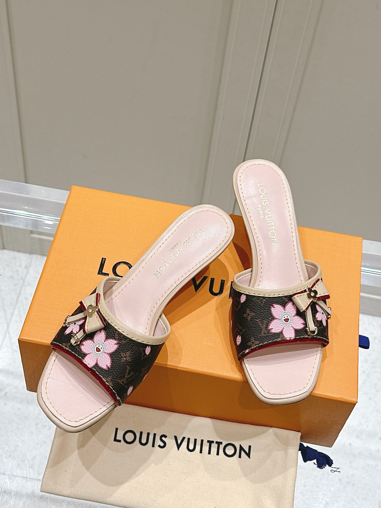 Louis Vuitton LV x TM 路易威登x村上隆联名6AM 系列 白三彩 平底 凉拖鞋