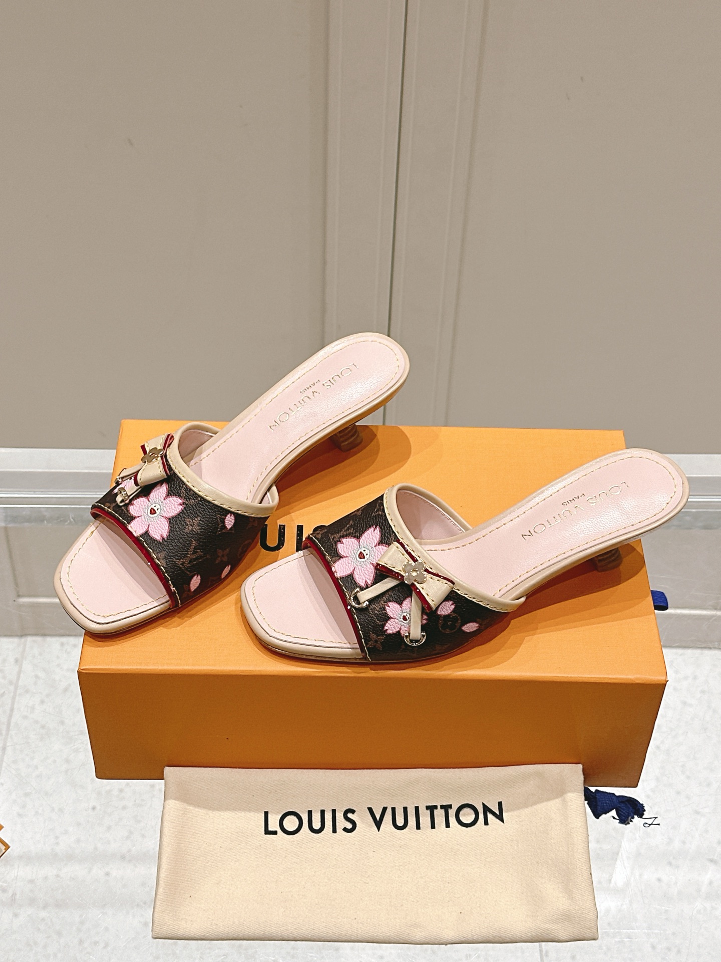 Louis Vuitton LV x TM 路易威登x村上隆联名6AM 系列 白三彩 平底 凉拖鞋