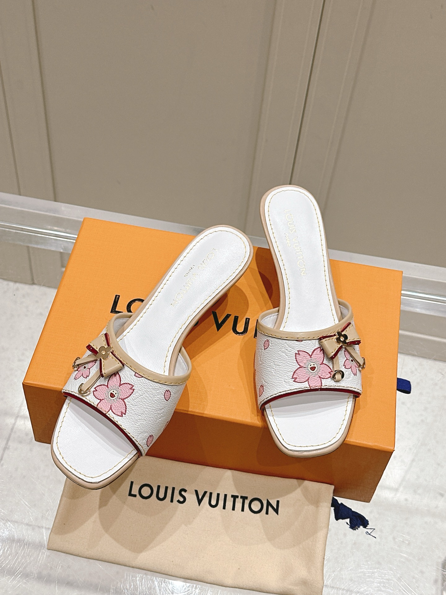 Louis Vuitton LV x TM 路易威登x村上隆联名6AM 系列 白三彩 平底 凉拖鞋