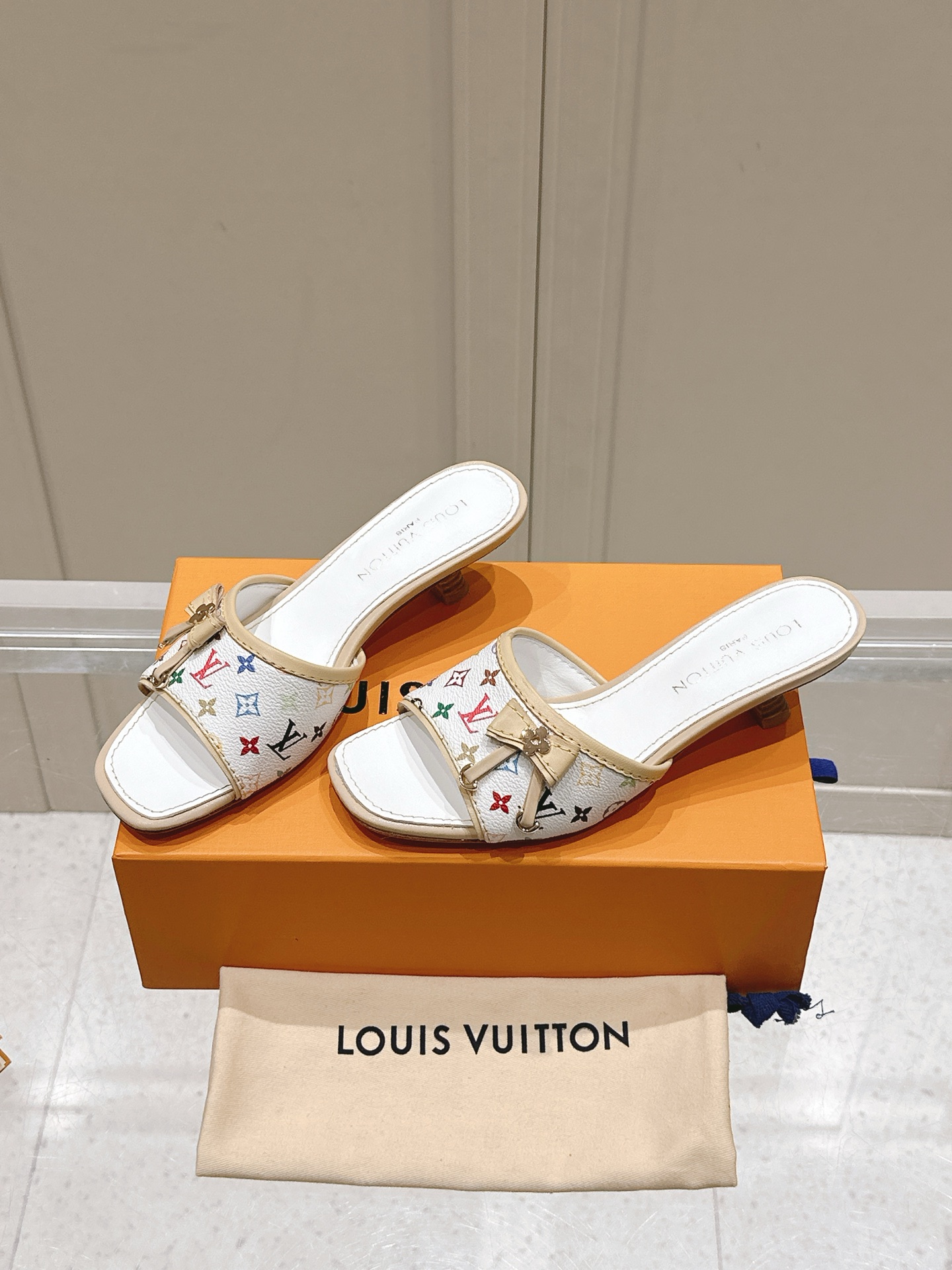Louis Vuitton LV x TM 路易威登x村上隆联名6AM 系列 白三彩 平底 凉拖鞋