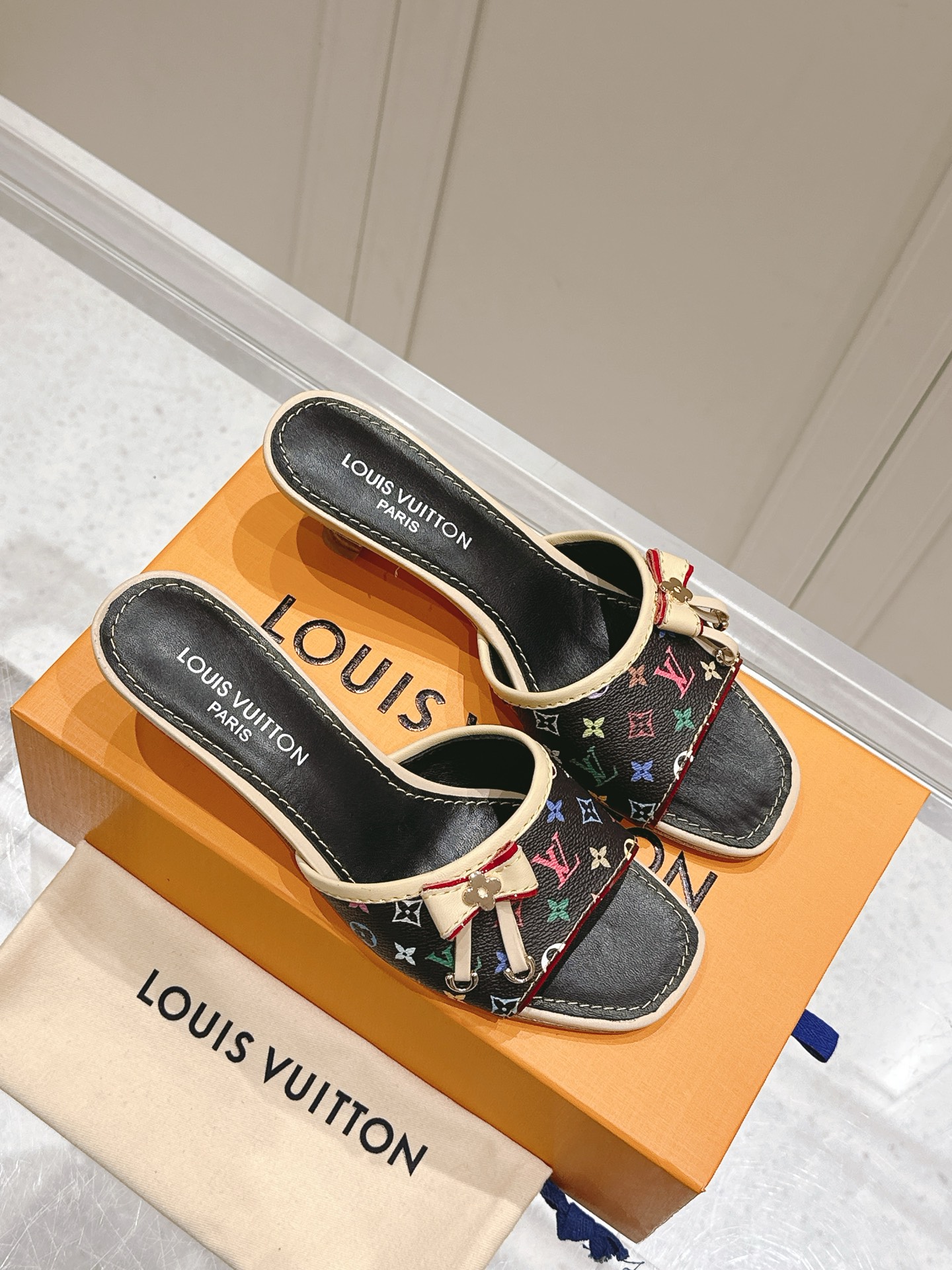 Louis Vuitton LV x TM 路易威登x村上隆联名6AM 系列 白三彩 平底 凉拖鞋