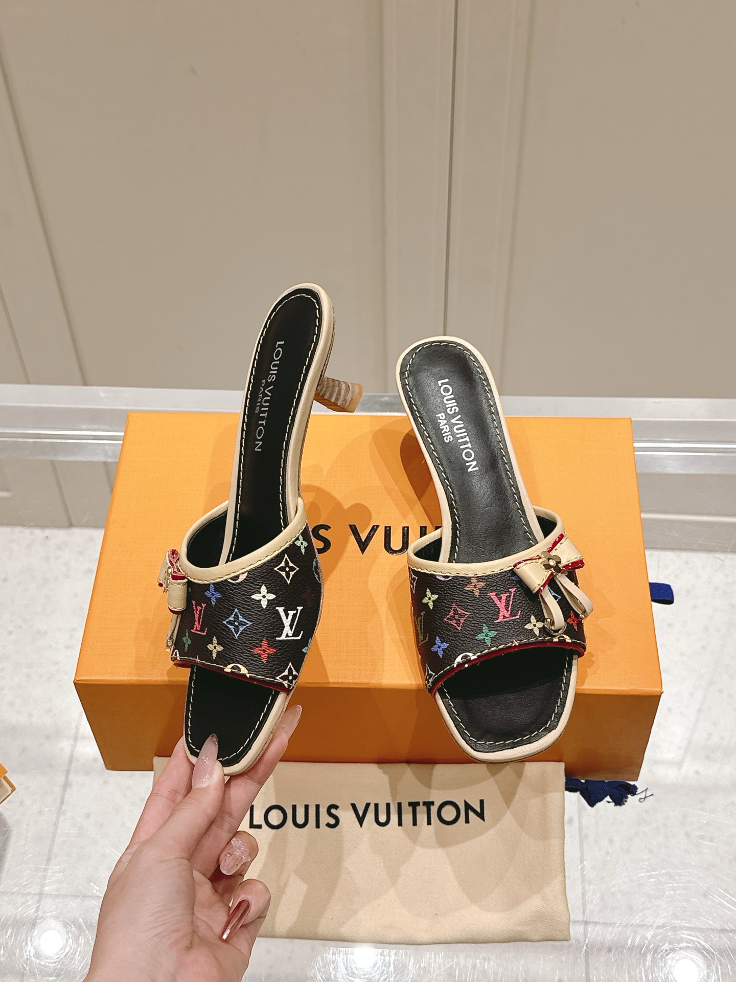 Louis Vuitton LV x TM 路易威登x村上隆联名6AM 系列 白三彩 平底 凉拖鞋