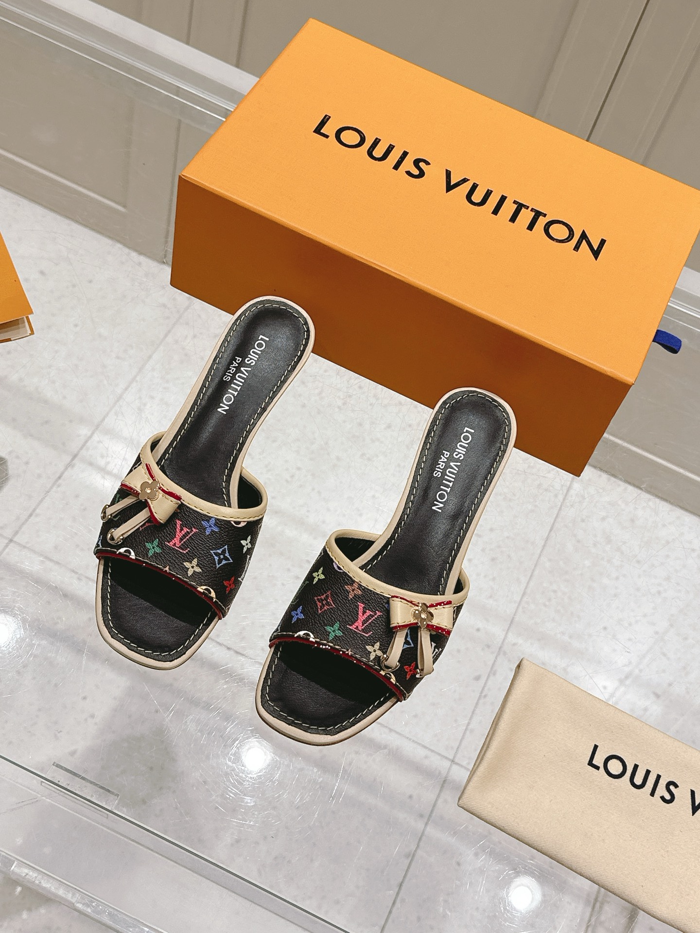 NO:263101,Women's LV x TM Louis Vuitton x Murakami Takashi jointly created 6AM series White Tricolor Flat-soled sandals Original purchase and development Made this 6AM sandals from Louis Vuitton x Murakami Takashi reprint series, full Monogram pattern is soaked in rainbow tones, allowing the brand's classic elements to stretch the distinctive aesthetic style of Japanese artist Takashi Murakami. The upper embellishment is nailed cowhide leather straps, and the details of the bow add exquisite brushstrokes. The delivery counter is exquisitely packaged. Fabric: original custom imported top layer cowhide inner: imported soft sheepskin lining: 5.5cm sole: original open-mold genuine leather outsole Size: 35-39 (customized 40.41), high heel slippers, louis vuitton, louis vuitton, high  heels, slippers, cowhide, sheepskin, Leather soles19860909女款 LV x TM 路易威登x村上隆联名6AM 系列 白三彩 平底 凉拖鞋 原版购入开发 做货 本款 6AM 凉拖出自路易威登 x 村上隆再版系列,为全幅 Monogram 图案浸染彩虹色调,令品牌经典元素舒展日本艺术家村上隆的鲜明美学风格.鞋面点缀饰钉牛皮革带,蝴蝶结细节再添考究笔触 配送专柜精美包装 面料 : 原版定制进口头层牛皮 内里 : 进口柔软羊皮里 跟高 : 5.5cm 鞋底 : 原版开模真皮大底 Size : 35-39（可定制40.41）,高跟鞋拖鞋,louis vuitton,louis vuitton,high heels,slippers,cowhide,sheepskin,Leather soles,Women's Shoes