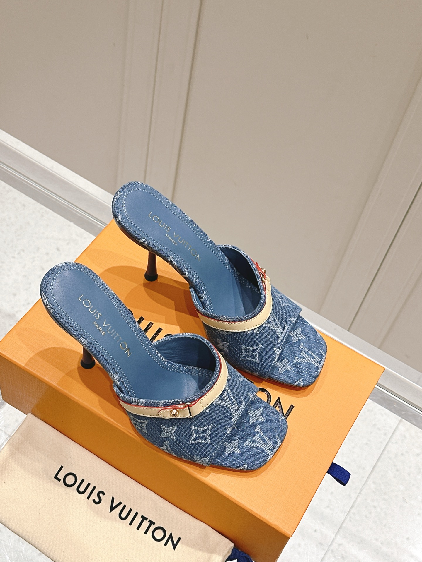 Louis Vuitton LV x TM 路易威登x村上隆联名6AM 系列 白三彩 平底 凉拖鞋