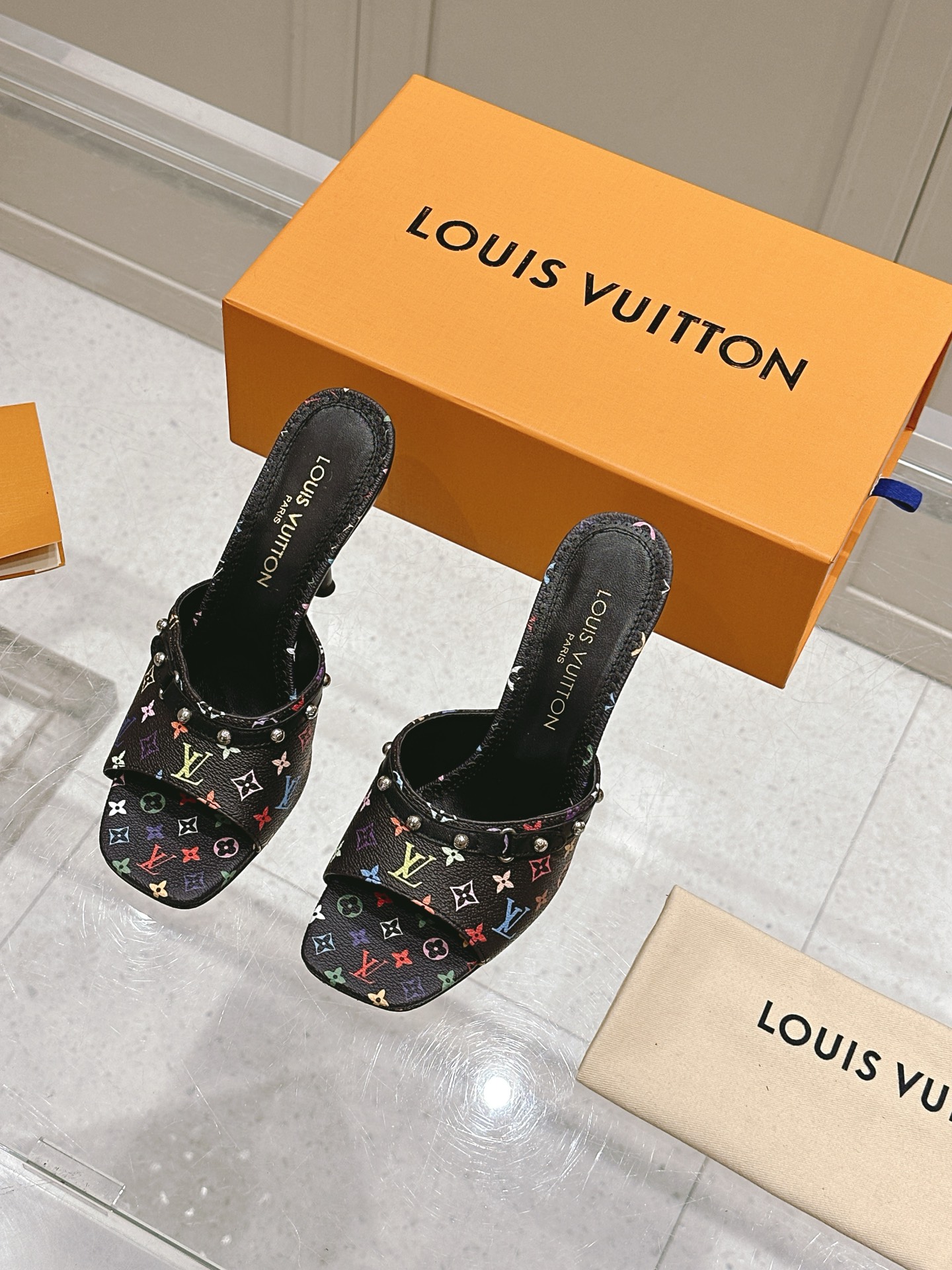 NO:263104,Women's LV x TM Louis Vuitton x Murakami Takashi jointly created 6AM series White Tricolor Flat-soled sandals Original purchase and development Made this 6AM sandals from Louis Vuitton x Murakami Takashi reprint series, full Monogram pattern is soaked in rainbow tones, allowing the brand's classic elements to stretch the distinctive aesthetic style of Japanese artist Takashi Murakami. The upper embellishment is nailed cowhide leather straps, and the details of the bow add exquisite brushstrokes. The delivery counter is exquisitely packaged. Fabric: original custom imported top layer cowhide inner: imported soft sheepskin lining: 7.5cm sole: original open-mold genuine leather outsole Size: 35-39 (customized 40.41), high heel slippers, louis vuitton, louis vuitton, high  heels, slippers, cowhide, sheepskin, Leather soles19860909女款 LV x TM 路易威登x村上隆联名6AM 系列 白三彩 平底 凉拖鞋 原版购入开发 做货 本款 6AM 凉拖出自路易威登 x 村上隆再版系列,为全幅 Monogram 图案浸染彩虹色调,令品牌经典元素舒展日本艺术家村上隆的鲜明美学风格.鞋面点缀饰钉牛皮革带,蝴蝶结细节再添考究笔触 配送专柜精美包装 面料 : 原版定制进口头层牛皮 内里 : 进口柔软羊皮里 跟高 : 7.5cm 鞋底 : 原版开模真皮大底 Size : 35-39（可定制40.41）,高跟鞋拖鞋,louis vuitton,louis vuitton,high heels,slippers,cowhide,sheepskin,Leather soles,Women's Shoes