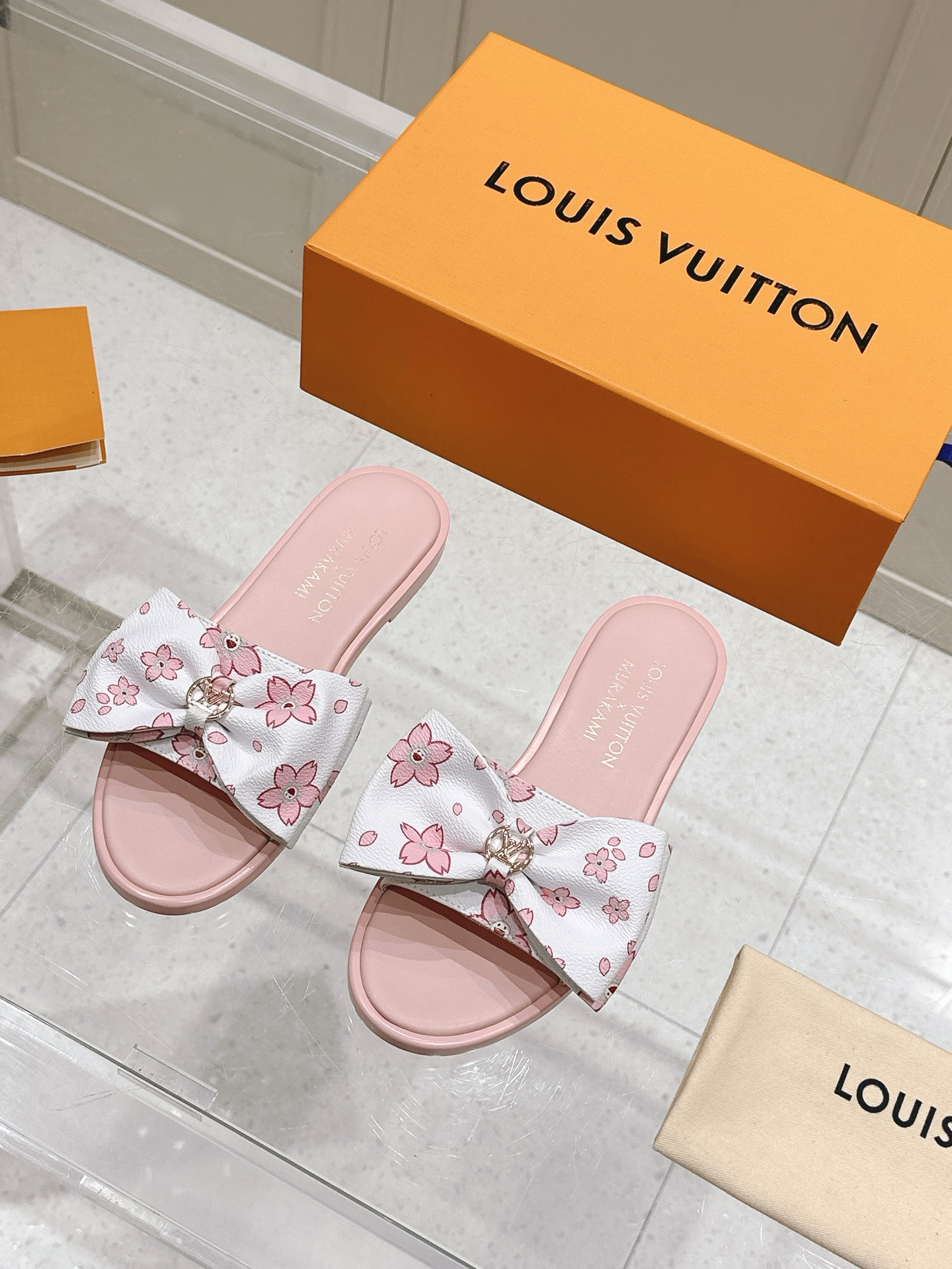 NO:263107,Women's LV x TM Louis Vuitton x Takashi Murakami jointly 6AM series White three-color flat sandals oversized bows Original purchase and development Made this product This 6AM sandals are from Louis Vuitton x Takashi Murakami reprint series, full Monogram pattern is soaked in rainbow tones, allowing the brand's classic elements to stretch the distinctive aesthetic style of Japanese artist Takashi Murakami. The upper embellishment is nailed cowhide leather straps, and the bow details add exquisite brushstrokes. The delivery counter is exquisitely packaged. Fabric: original custom imported cowhide, original denim fabric Inner: imported soft sheepskin lining Heel height: 1.0cm Sole: original open-mold genuine leather outsole Size: 35-39 (customized 40.41), high heel slippers, louis  vuitton,louis vuitton,high heels,slippers,cowhide,sheepskin,Leather soles19860909女款 LV x TM 路易威登x村上隆联名6AM 系列 白三彩 平底 凉拖鞋超大蝴蝶结 原版购入开发 做货 本款 6AM 凉拖出自路易威登 x 村上隆再版系列,为全幅 Monogram 图案浸染彩虹色调,令品牌经典元素舒展日本艺术家村上隆的鲜明美学风格.鞋面点缀饰钉牛皮革带,蝴蝶结细节再添考究笔触 配送专柜精美包装 面料 : 原版定制进口头层牛皮,原版牛仔布料 内里 : 进口柔软羊皮里 跟高 : 1.0cm 鞋底 : 原版开模真皮大底 Size : 35-39（可定制40.41）,高跟鞋拖鞋,louis vuitton,louis vuitton,high heels,slippers,cowhide,sheepskin,Leather soles,Women's Shoes