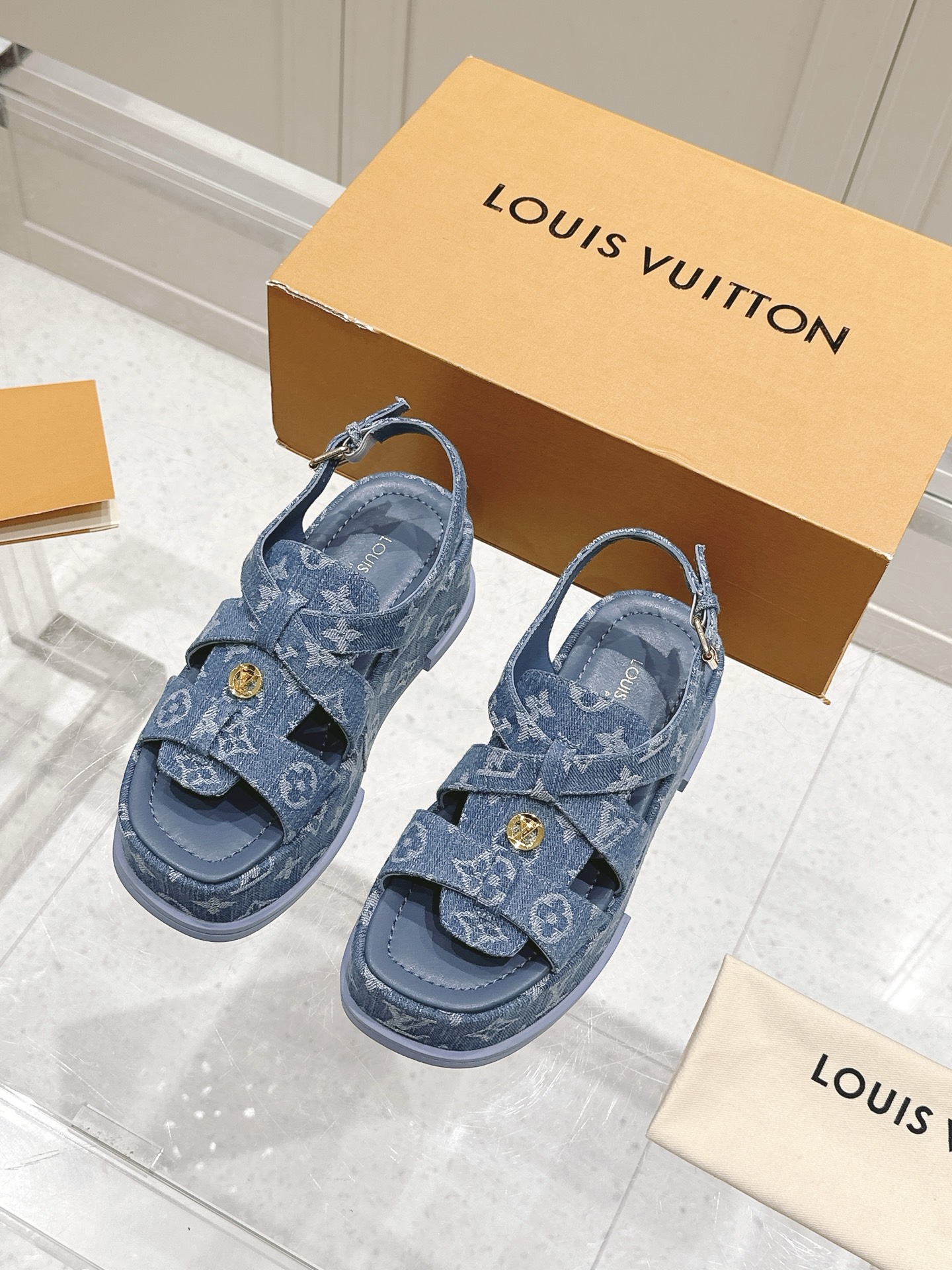 NO:263098,Louis Vuitton MAYA FLATFORM sandals This Maya Flatform sandals are made of smooth cowhide leather, allowing wide laces to shuttle between the leather tongue, and then inject the brand essence with the metal LV Circle logo. The rubber outsole inherits the color of the upper, and the light leather thick sole perfects the elegant style. Patent leather cowhide original rubber combination outsole with outsole height 5CM A true ** artifact LV Circle logo decoration buckle engraved Louis Vuitton logo Size35-40 (custom made in 41), sandals, christian louboutin, louis vuitton, louis vuitton, louis vuitton, louis vuitton, tom ford, sandals, cowhide19860909Louis Vuitton 路易威登 MAYA FLATFORM 凉鞋 本款 Maya Flatform 凉鞋选用光滑牛皮革,令宽幅鞋带穿梭于皮革鞋舌之间,再以金属 LV Circle 标识注入品牌底蕴.橡胶外底承袭鞋面色调,轻盈皮革厚底完善雅致风范.漆皮牛皮革原版橡胶组合外底 大底高度5CM 妥妥的**神器 LV Circle 标识装饰 搭扣镂刻路易威登标识 Size35-40（41定做）,凉鞋,christian louboutin,louis vuitton,louis vuitton,louis vuitton,tom ford,sandals,cowhide,Women's Shoes