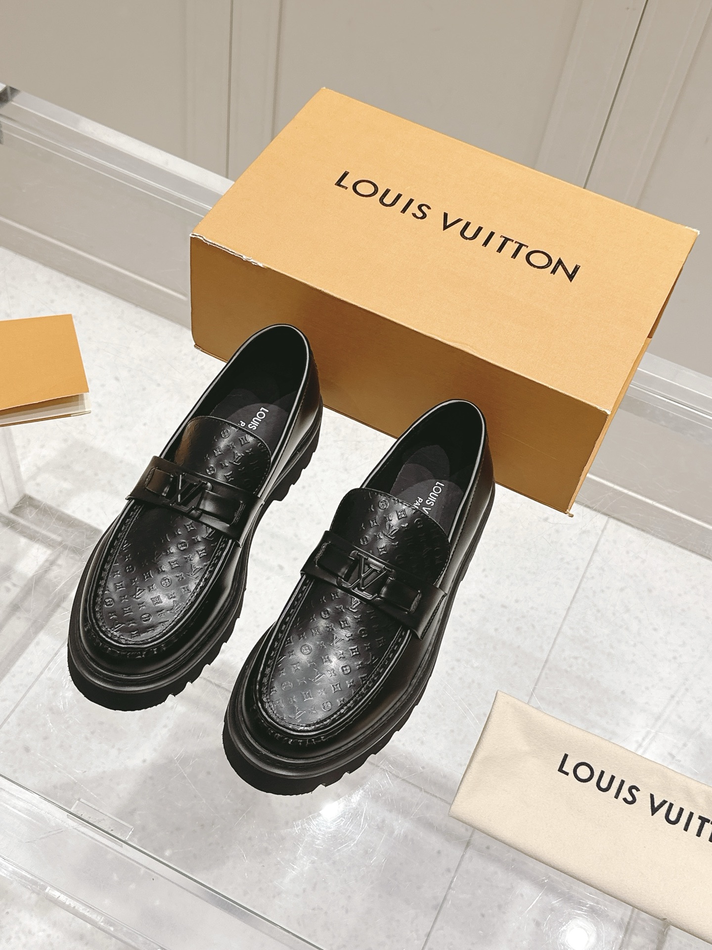 NO:263096,Men's Love 5 LV Louis Vuitton Counter Latest Open-Edge Beaded Cowhide Thick-soled Printed Loafers Series!  The new purchasing agent is available. This thick-soled sponge cake series is very popular this year. It is wearing the height-enhancing effect and leading the fashion absolutely yyds!  Imported fabric beaded cowhide, cowhide inner lining. Thick sole sponge cake shoelace logo, anti-slip sole, this shoe is very comfortable on the feet, and the foot feels great. Original one-to-one mold opening sole, heel height 5cm, size 39-45 (customized 45) customized counter packaging, leather shoes, louis vuitton, louis vuitton, loafers, cowhide19860909男款 乐福 5   LV 路易威登专柜最新开边珠牛皮厚底印花乐福鞋系列！代购级上新 这款松糕厚底系列今年非常爆,穿上增高效果,和时尚的引领绝对的yyds！ 面料进口开边珠牛皮 牛皮内里.厚底松糕鞋带logo 防滑鞋底,这款鞋子上脚非常舒服,脚感很棒 原版一比一开模大底 跟高5cm 码数39-45（45定做）定制配专柜包装,皮鞋,louis vuitton,louis vuitton,loafers,cowhide,Women's Shoes