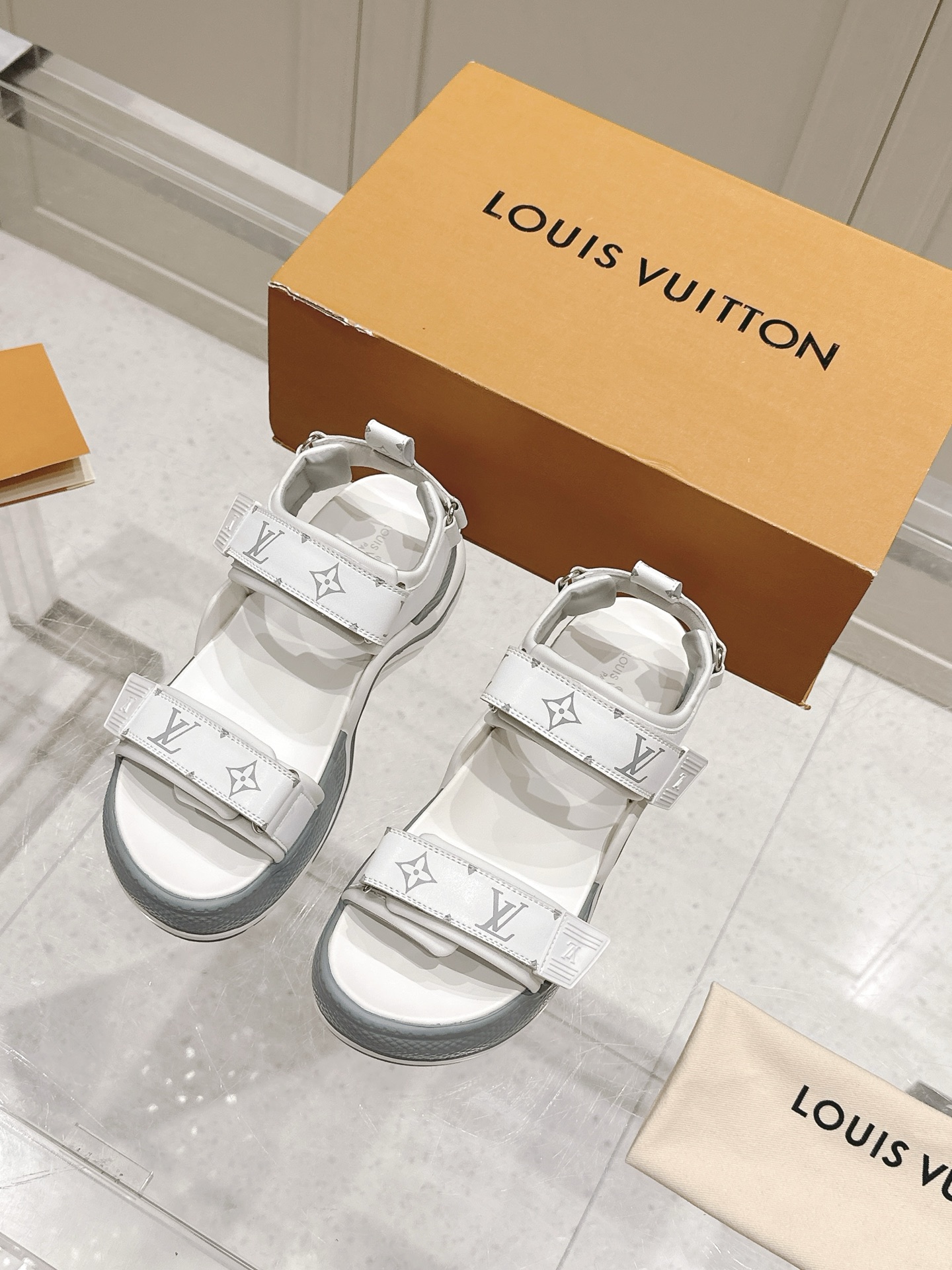 NO:263094,Women's LV Archlight Sporty2025 new arch bottom Velcro sandals!  The cycling trend of spring and summer shows, and the super large wavy outsole continues the essence of the classic LV Archlight series!  The outsole is decorated with LV Circle circle logo. It has an exaggerated arched outsole, full of futuristic feeling!  The genuine custom-made flying woven splicing shoe body, the inner and foot pads are lambskin, the open molded arch bridge-shaped large sole TPU material, non-market rubber material. 5cm height 35-40, sandals, christian louboutin, louis vuitton, sandals, cowhide, sheepskin19860909女款 LV Archlight Sporty2025新款拱桥底魔术贴凉鞋！ 春夏秀场洋溢的骑行风潮,超大波浪形外底延续经典LV Archlight系列精髓！外底饰有LV Circle圆圈标识 有着夸张拱形外底,充满未来感！ 摔纹小牛皮鞋面正品定制飞织拼接鞋身,内里和垫脚都是小羊皮,开模拱桥型大底TPU材质,非市面普通版本的橡胶材质. 增高5cm 35-40,凉鞋,christian louboutin,louis vuitton,sandals,cowhide,sheepskin,Women's Shoes