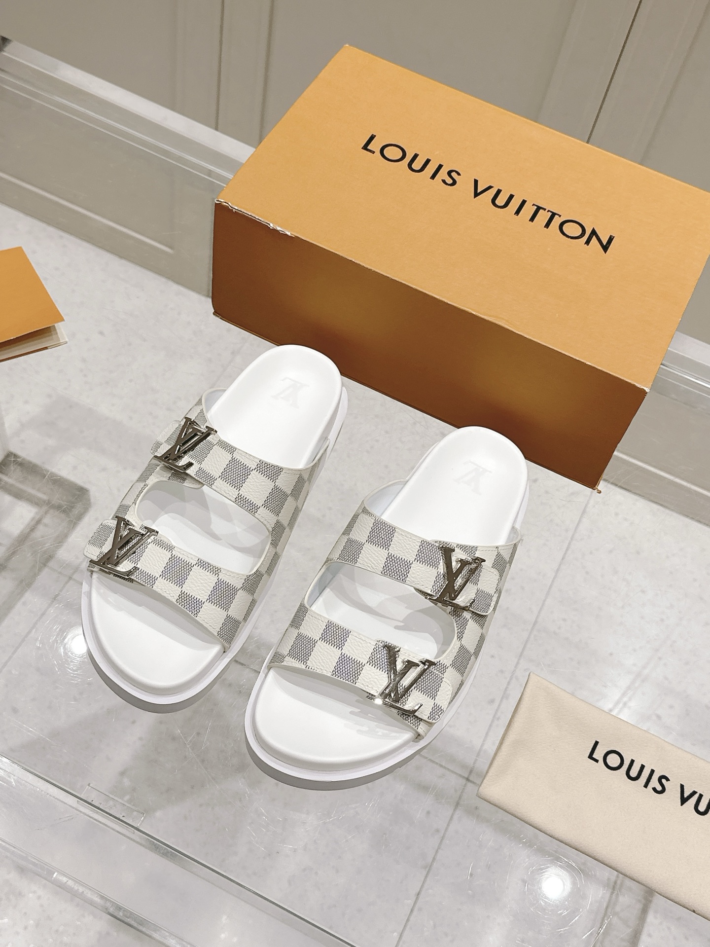 NO:263091,Men's size LV Louis Vuitton, the top-level version of the new Lujia product, special counter mainly features the latest Donkey brand slippers, hard goods are on the newest, purchasing level!  Full of high-end feeling!  A popular model from domestic and foreign bloggers, retro and fashionable, beautiful!  The official website recommends the money!  3D color printing of the upper original fabric, footprint: imported goatskin, original non-slip sole, size 39-45 (customized for 45), slippers, louis vuitton, louis vuitton, louis vuitton, louis vuitton, louis vuitton, louis vuitton, slippers, sheepskin19860909男码 LV路易威登 驴家新品顶级版本专柜主打最新款驴牌拖鞋 硬货上新 代购级别！高级感十足！国内外博主刷爆的一款,复古又时髦上脚美炸了！官网主推款！ 鞋面原版面料3D彩印 垫脚: 进口山羊皮里 大底原版防滑大底 码数39-45（45定做）,拖鞋,louis vuitton,louis vuitton,louis vuitton,louis vuitton,slippers,sheepskin,Women's Shoes