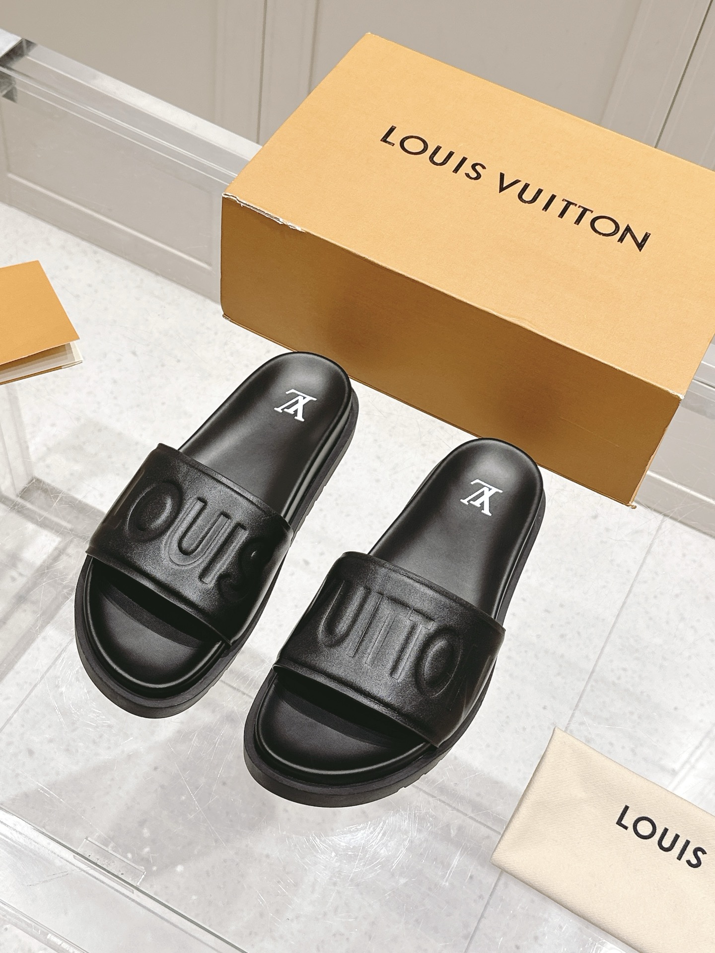 NO:263090,The purchasing agent level men's Louis vuitton 25ss Beach Drag Another hit, the latest top version, the super popular presbyterian slippers that are at its peak, the foot feel of the soft and comfortable, donkey fans are so lucky this year, love it. To be honest, it's much more comfortable than Hermes' second uncle's slippers, okay? The wide design of Velcro can make your feet look thin and beautiful. Favorite in summer!  !  This design is so fashionable and the cool style can be matched!  !  Size#38-46 (38 45 46 custom made without return), slippers, hermes, louis vuitton, louis vuitton, louis vuitton, slippers19860909代购级男款 Louis vuitton 25ss 沙滩拖 又一爆款 最新 顶配版本 LV一出即巅峰的超爆款的老花拖鞋面包的脚感 软绵绵的超舒服 今年驴粉们太有福了 爱了 说实话比爱马仕的二舅拖鞋舒服多了好吗 魔术贴的设计宽宽的可以显的脚好瘦好好看 夏天最爱！！ 这个设计太时尚了 酷酷的风格也可以搭配！！ Size#38-46（38 45 46订做不退换）,拖鞋,hermes,louis vuitton,louis vuitton,louis vuitton,slippers,Women's Shoes