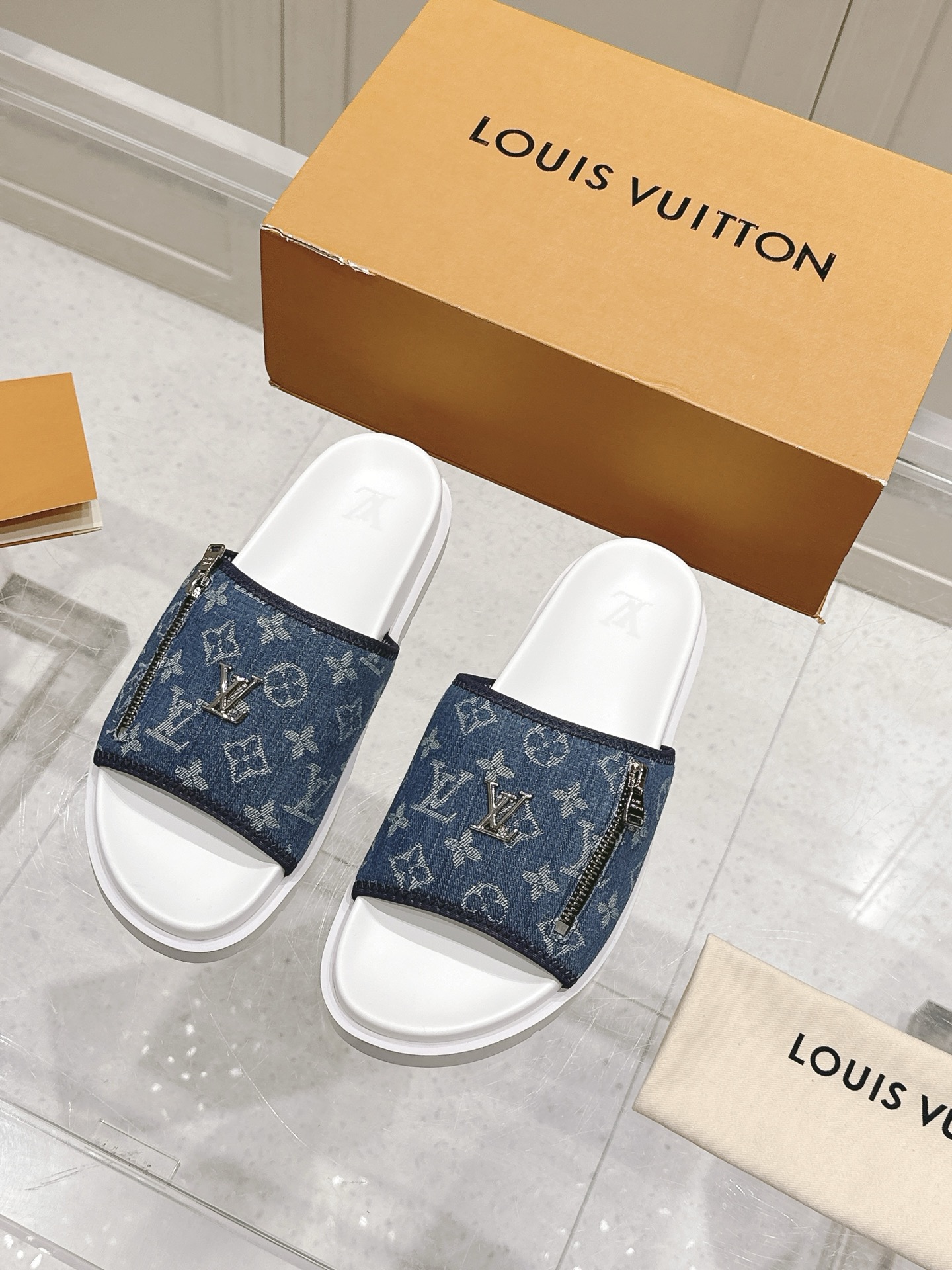NO:263086,The purchasing agent level men's Louis vuitton 25ss Beach Drag Another hit, the latest top version, the super popular presbyterian slippers that are at its peak, the foot feel of the soft and comfortable, donkey fans are so lucky this year, love it. To be honest, it's much more comfortable than Hermes' second uncle's slippers, okay? The wide design of Velcro can make your feet look thin and beautiful. Favorite in summer!  !  This design is so fashionable and the cool style can be matched!  !  Size#38-46 (38 45 46 custom made without return), slippers, hermes, louis vuitton, louis vuitton, louis vuitton, slippers19860909代购级男款 Louis vuitton 25ss 沙滩拖 又一爆款 最新 顶配版本 LV一出即巅峰的超爆款的老花拖鞋面包的脚感 软绵绵的超舒服 今年驴粉们太有福了 爱了 说实话比爱马仕的二舅拖鞋舒服多了好吗 魔术贴的设计宽宽的可以显的脚好瘦好好看 夏天最爱！！ 这个设计太时尚了 酷酷的风格也可以搭配！！ Size#38-46（38 45 46订做不退换）,拖鞋,hermes,louis vuitton,louis vuitton,louis vuitton,slippers,Women's Shoes