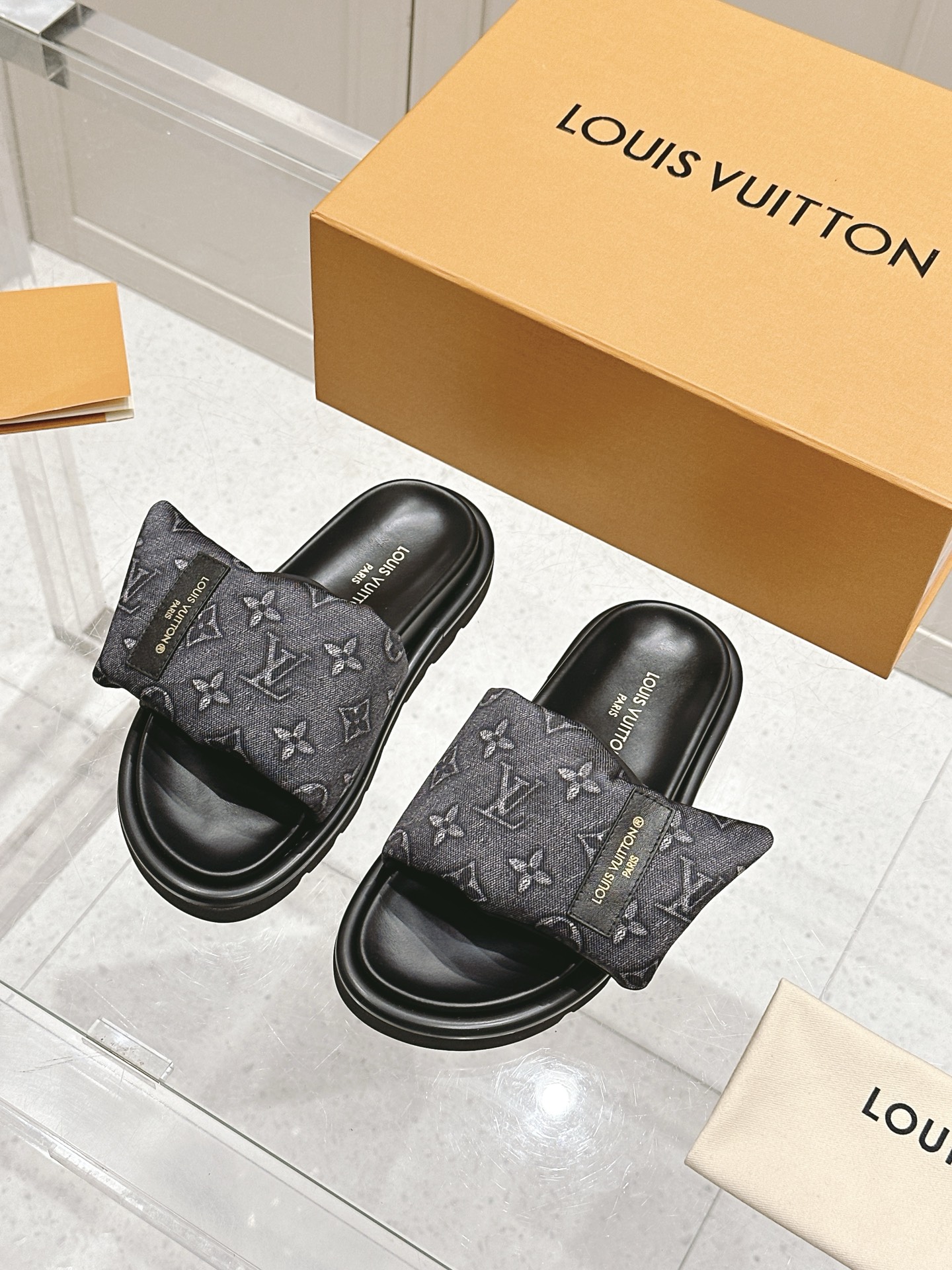 NO:263088,Men and women LV x TM Murakami Takashi Co-branded model Black and white tri-color Velcro wallet bread Flat sandals Original purchase and development Made this model Pool Pillow Comfort Sandals are from the cross-border collaboration series of Louis Vuitton and Japanese artist Takashi Murakami, which uses bright Monogram patterns to highlight the iconic colorful colors of the artist's pen. The wide-lined Velcro shoelaces with zipper bags release their attention, tough insoles and lightweight outsoles to create a comfortable experience. The delivery counter is exquisitely packaged Fabric: Original customized technology fabric fabric Sole thickness 4CM Size: Men and women 35-44, slippers, louis vuitton, louis vuitton, slippers, wallets19860909男女款 LV x TM村上隆 联名款 黑白三彩 魔术贴 钱包 面包 平底凉拖鞋 原版购入开发 做货 本款 Pool Pillow Comfort 凉拖出自路易威登与日本艺术家村上隆的跨界合作系列,以明丽 Monogram 图案彰显艺术家笔下标志性的缤纷色彩.配有拉链袋的宽幅加衬魔术贴鞋带释放瞩目个性,韧性鞋垫和轻盈凸纹外底成就舒适体验 配送专柜精美包装 面料:原版定制科技织物面料 底厚4CM Size:男女款35-44,拖鞋,louis vuitton,louis vuitton,slippers,wallets,Women's Shoes