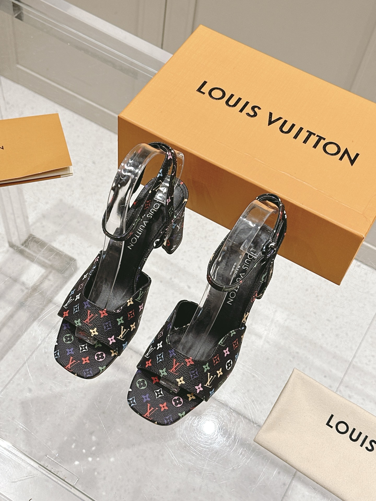 NO:263082,2025 latest Donkey Spring and Summer Pink Series Small V-buckle Electroplating Two-layer Design, Reproducing Classic, Craftsmanship and Complexity, and Not Too Tight to Walk!  Imported fabric beef patent leather, high quality soft sheepskin inner lining, imported goatskin footbed heel height 5.5 7.5 Size 35-41, (34.41 custom-made non-return and exchange), high heels sandals, louis vuitton, louis vuitton, sandals, high heels, sheepskin198609092025最新驴家春夏粉嫩系列 小V扣电镀两层设计、再现经典、工艺及其复杂、走路不累脚 ！ 面料进口牛漆皮 内里优质柔软羊皮里 垫脚进口山羊皮 跟高 5.5 7.5 码数35-41、（34.41定制不退换）,高跟鞋凉鞋,louis vuitton,louis vuitton,sandals,high heels,sheepskin,Women's Shoes