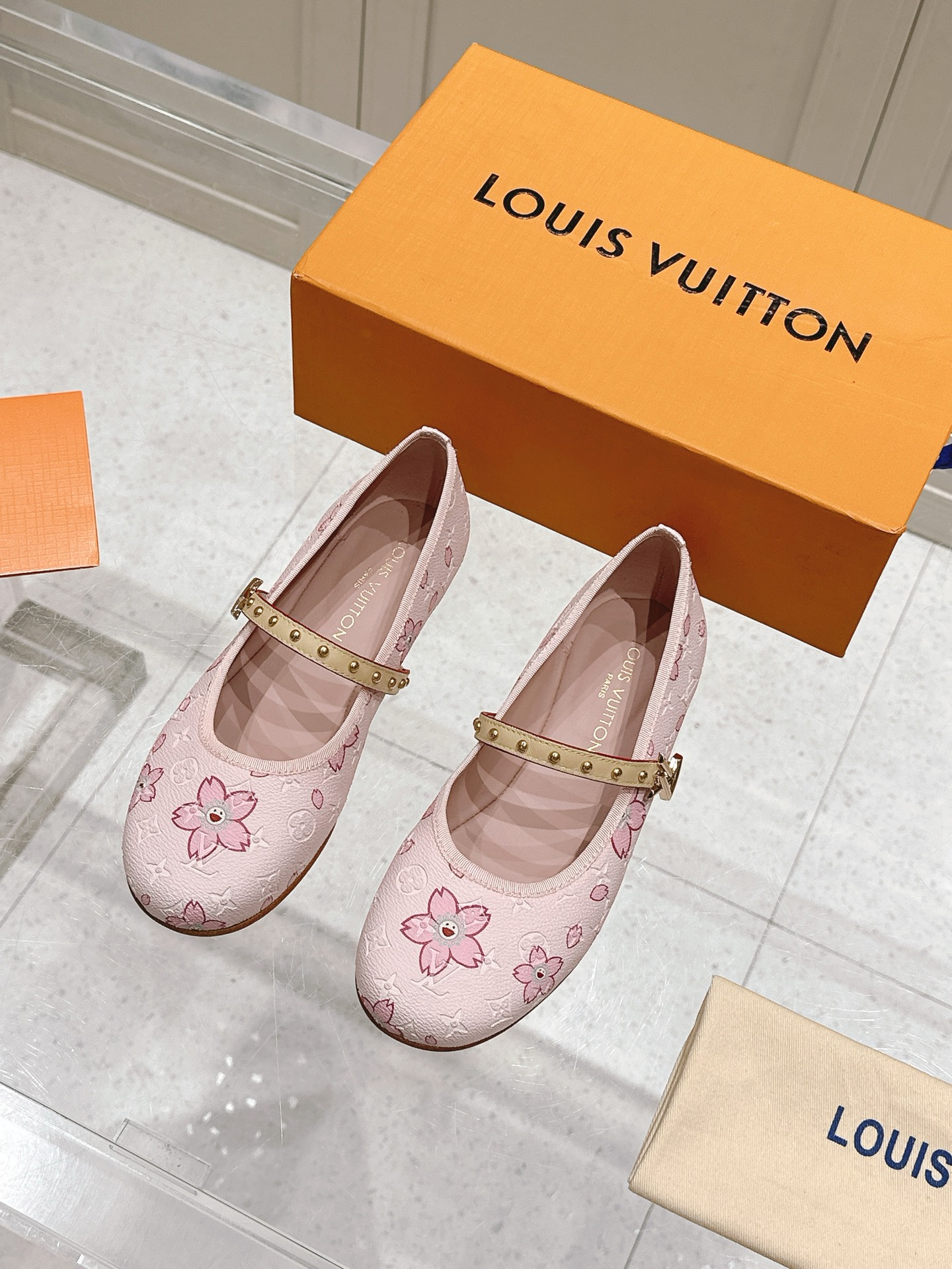 NO:245277,Louis Vuitton Louis Vuitton Spring and Summer (Murakami Takashi) co-branded Mary Jane fashion flat ballet shoes. Many supermodels appeared on the spring and summer show. Simple and generous and very versatile. The upper is made of original cowhide, with LV colored presbyterian logo embellishment, breathable, comfortable and wear-resistant Italian leather outsole. Size 35-40 (41 customization), ballet shoes, louis vuitton, louis vuitton, louis vuitton, mary jane, cowhide, Leather soles19860909Louis Vuitton 路易威登春夏（村上隆）联名玛丽珍时装平底芭蕾舞鞋 春夏秀场出镜超多名模上脚 简约大方非常百搭 鞋面采用原版牛皮,LV彩色老花标识点缀,透气舒适耐磨 意大利真皮大底 码数35—40（41定制）,芭蕾舞鞋,louis vuitton,louis vuitton,louis vuitton,mary jane,cowhide,Leather soles,Women's Shoes