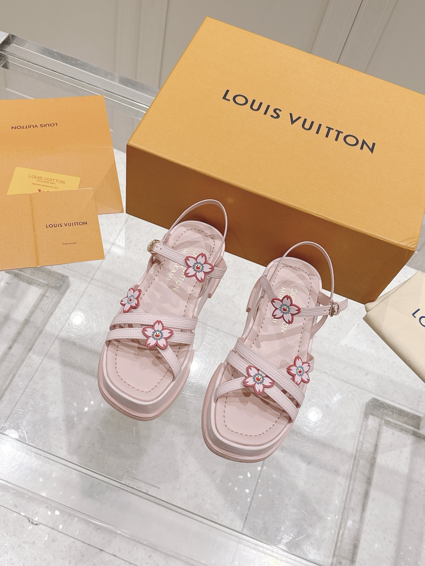 NO:245270,Louis Vuitton MAYA FLATFORM sandals This Maya Flatform sandals are made of smooth cowhide leather, allowing wide laces to shuttle between the leather tongue, and then inject the brand essence with the metal LV Circle logo. The rubber outsole inherits the color of the upper, and the light leather thick sole perfects the elegant style. Patent leather cowhide original rubber combination outsole with outsole height 5CM A true ** artifact LV Circle logo decoration buckle engraved Louis Vuitton logo Size35-40 (custom made in 41), sandals, christian louboutin, louis vuitton, louis vuitton, louis vuitton, louis vuitton, tom ford, sandals, cowhide19860909Louis Vuitton 路易威登 MAYA FLATFORM 凉鞋 本款 Maya Flatform 凉鞋选用光滑牛皮革,令宽幅鞋带穿梭于皮革鞋舌之间,再以金属 LV Circle 标识注入品牌底蕴.橡胶外底承袭鞋面色调,轻盈皮革厚底完善雅致风范.漆皮牛皮革原版橡胶组合外底 大底高度5CM 妥妥的**神器 LV Circle 标识装饰 搭扣镂刻路易威登标识 Size35-40（41定做）,凉鞋,christian louboutin,louis vuitton,louis vuitton,louis vuitton,tom ford,sandals,cowhide,Women's Shoes