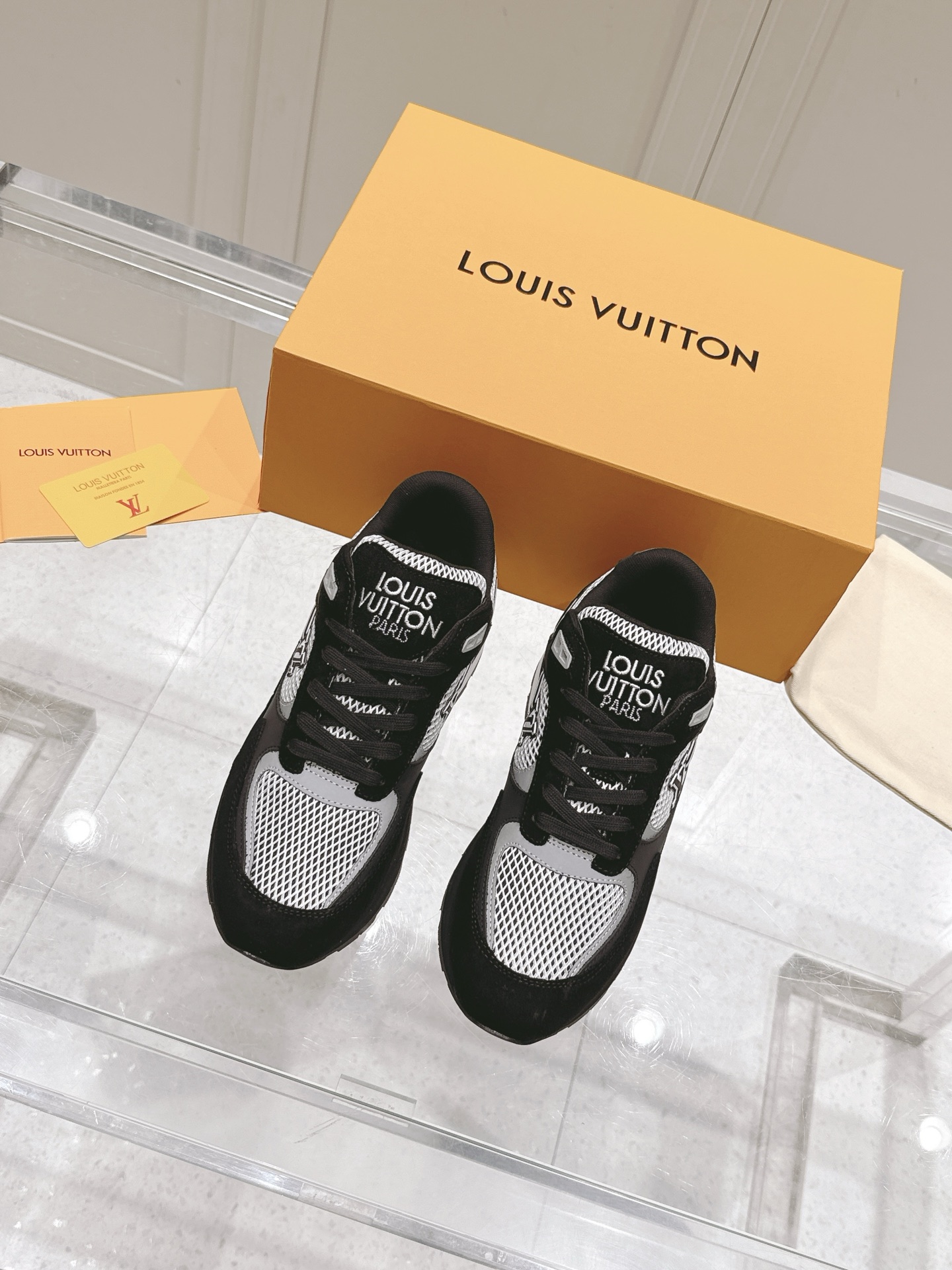 NO:245266,Top version of men's LV Louis Vuitton L Home Donkey RUN AWAY series casual sports shoes original purchase and development Made this model Run Away sports shoes combine Monogram denim fabric and technology mesh fabric to show the inspiration of running shoes design. The unique outsole incorporates craftsmanship details, embroidery LV letters swing the comet's long tail swept across the side, Louis Vuitton logo embellishes the shoe tongue exquisite packaging for delivery counter Fabric: original imported toe layer cowhide   mesh Inner: original imported breathable mesh Sole: original molded EVA   TPU material Sole 4CM thick sole Size: men's 39-45 (45 custom made), casual shoes/sports shoes, louis vuitton, louis vuitton, louis vuitton, louis vuitton, louis vuitton, louis vuitton, louis vuitton, louis vuitton, louis  vuitton,sneakers,cowhide19860909顶级版本男款 LV路易威登 L家 驴牌 RUN AWAY系列 休闲 运动鞋 原版购入开发 做货 本款 Run Away 运动鞋糅合 Monogram 丹宁布与科技网格面料,展现跑鞋设计的灵感启发.别致外底融入工致细节,刺绣 LV 字母挥着彗星的长尾掠过侧面,路易威登标识点缀鞋舌 配送专柜精美包装 面料: 原版进口头层牛皮 网面 内里: 原版进口透气网里 鞋底: 原版开模EVA TPU材质 底厚4CM Size:男款39-45（45定做）,休闲鞋/运动鞋,louis vuitton,louis vuitton,louis vuitton,louis vuitton,sneakers,cowhide,Women's Shoes