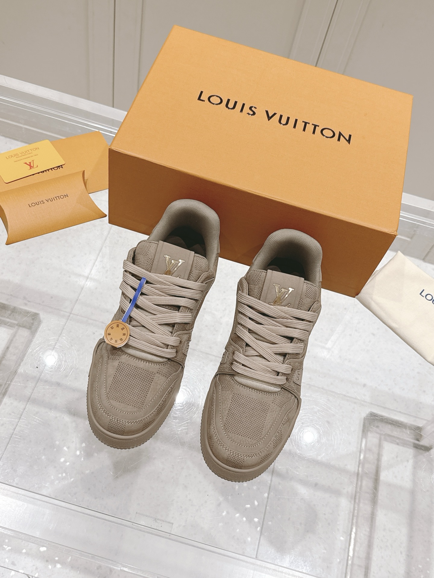 NO:263080,Top version of couples LV Louis Vuitton L Home Donkey Trainer Series Couple models Casual Sports Shoes Skateboard Shoes Original Purchase and Development Made Production This LV Trainer sneakers are designed by Denning cloth men's art director Pharrell Williams. The rubber Vuitton logo and LV letters are incorporated into the craftsmanship upper, and then the delicate outsole is lit with Monogram flowers. The original configuration is inspired by Virgil Abloh, showing the inspiration of retro basketball shoes. The delivery counter is exquisitely packaged Fabric: Original custom imported tannin denim Inner: Original custom breathable net Outsole: Original open mold-proof TPU combination sole Thickness: 3CM Size:  Women's 35-41 / Men's 38-46, casual shoes/sports shoes, louis vuitton, louis vuitton, louis vuitton, versace, louis vuitton, sneakers19860909顶级版本情侣款 LV 路易威登L家 驴牌 Trainer系列 情侣款 休闲 运动鞋 滑板鞋 原版购入开发 做货 本款 LV Trainer 运动鞋为丹宁布铺陈男装艺术总监 Pharrell Williams 设计的 LVers Damier 图案,于工致鞋面融入橡胶 Vuitton 标识和 LV 字母,再以 Monogram 花卉点亮细腻外底.原版构型出自 Virgil Abloh 之手,展现复古篮球鞋的灵感启发 配送专柜精美包装 面料: 原版定制进口单宁牛仔 内里: 原版定制透气网里 大底: 原版开模防滑TPU组合大底 底厚: 3CM Size: 女款35-41 / 男款38-46,休闲鞋/运动鞋,louis vuitton,louis vuitton,louis vuitton,versace,louis vuitton,sneakers,Women's Shoes