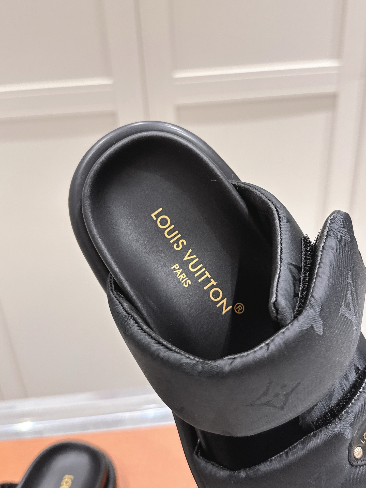 Louis Vuitton LV路易威登 L家 驴牌Pool Pillow Comfort系列 魔术贴 老花 厚底 凉鞋 拖鞋
