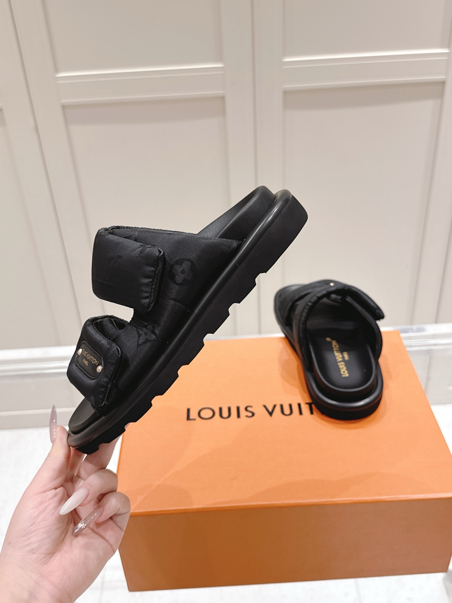 Louis Vuitton LV路易威登 L家 驴牌Pool Pillow Comfort系列 魔术贴 老花 厚底 凉鞋 拖鞋