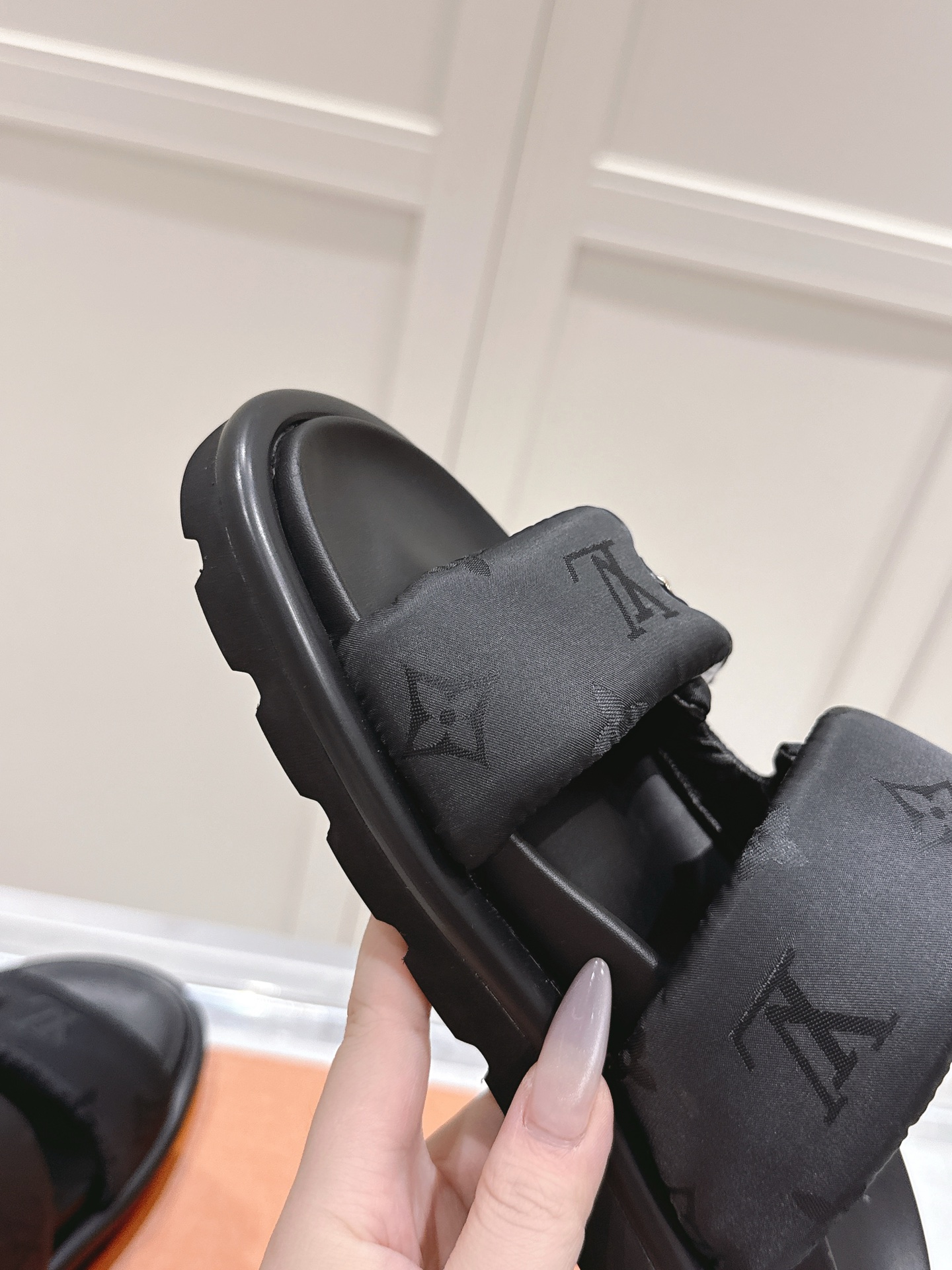 Louis Vuitton LV路易威登 L家 驴牌Pool Pillow Comfort系列 魔术贴 老花 厚底 凉鞋 拖鞋