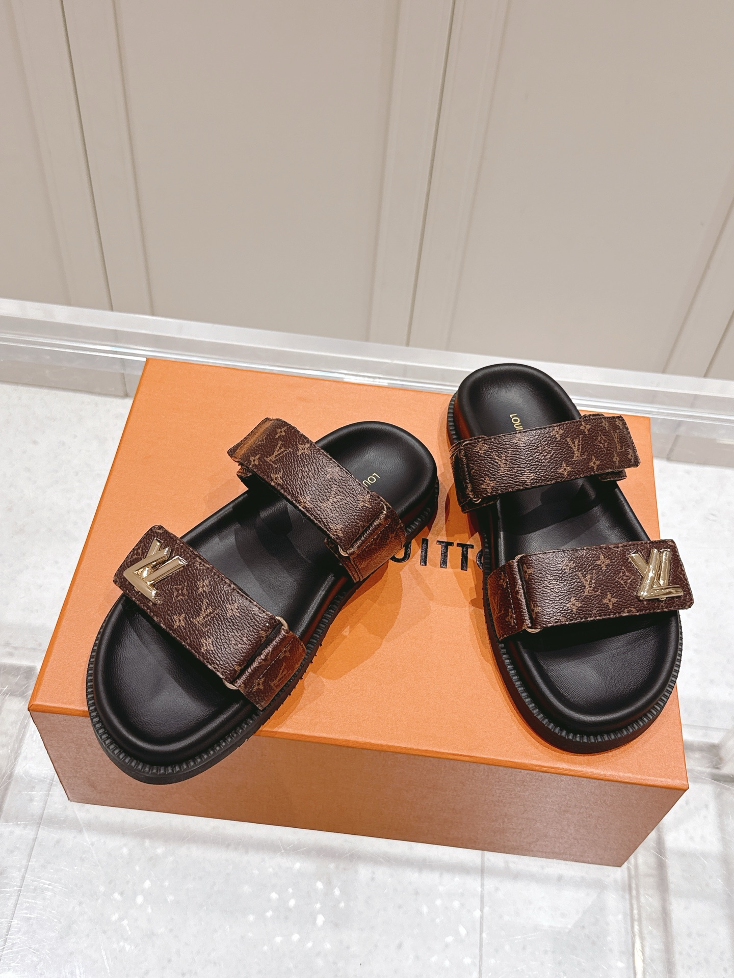 Louis Vuitton x Murakami Takashi Bom Dia Comfort Flat Sandals 3 i1746444511106 5207 0 1