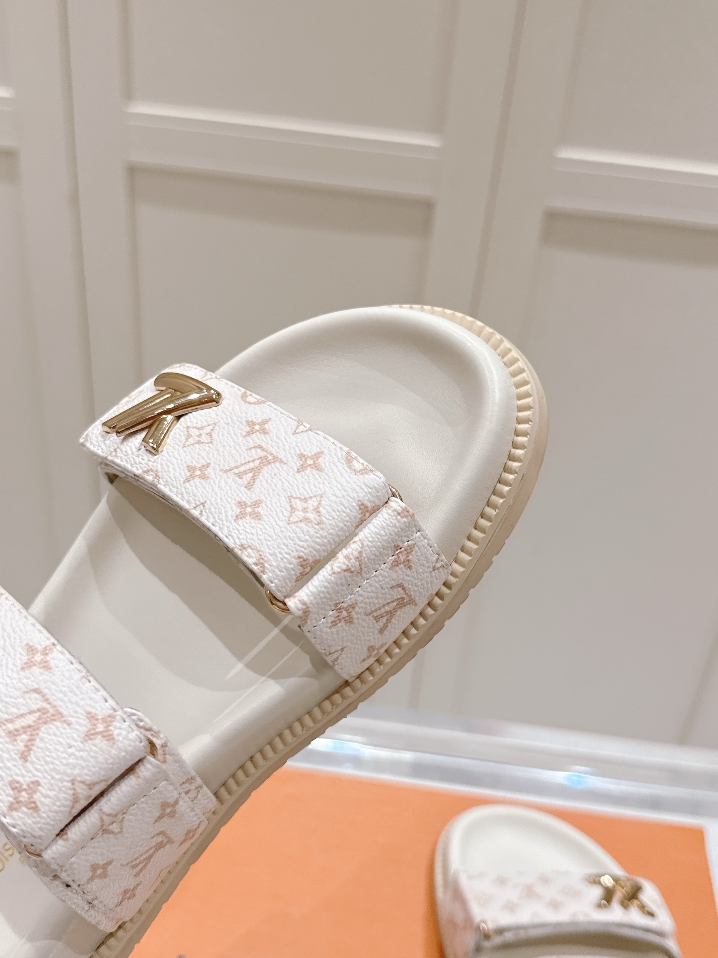 Louis Vuitton x Murakami Takashi Bom Dia Comfort Sandals - Classic Monogram 7 i1746444554337 2345 0 5